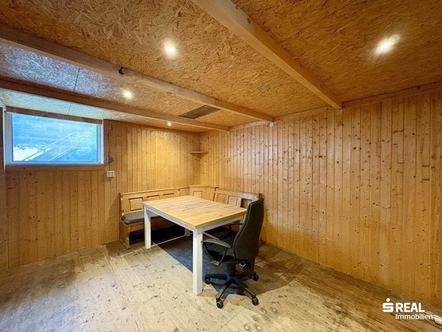 Gemütlicher Essbereich mit Holztäfelung, eingebauter Sitzbank und einem Holztisch.