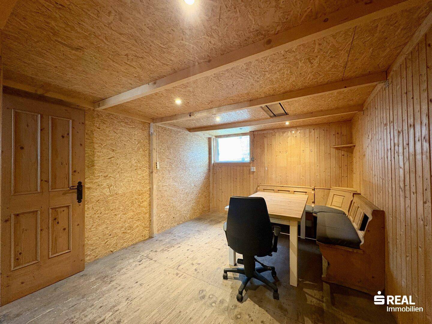Gemütlicher Essbereich mit Holztäfelung, eingebauter Sitzbank und einem Holztisch.