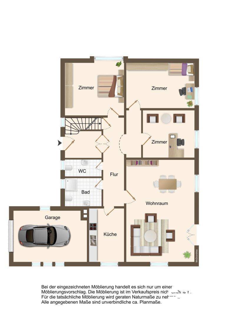 Grundriss des Erdgeschosses mit Wohnbereich, Küche, Bad, separatem WC und integrierter Garage.