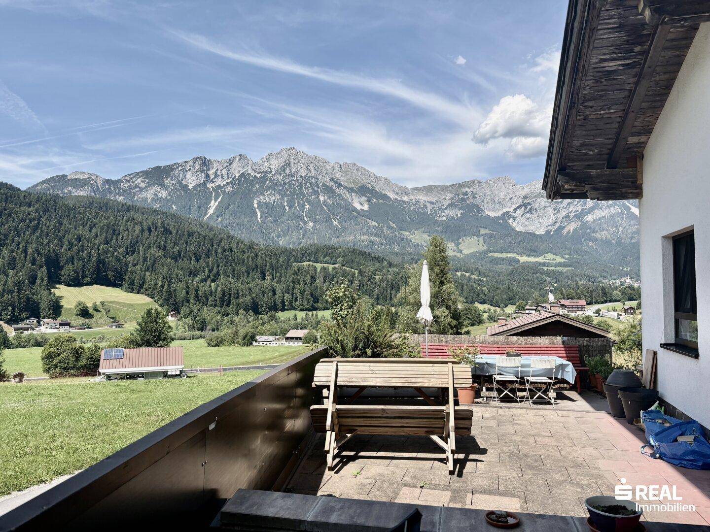 Geräumige Terrasse mit Sitzgelegenheiten bietet einen atemberaubenden Panoramablick auf die umliegende Bergwelt.
