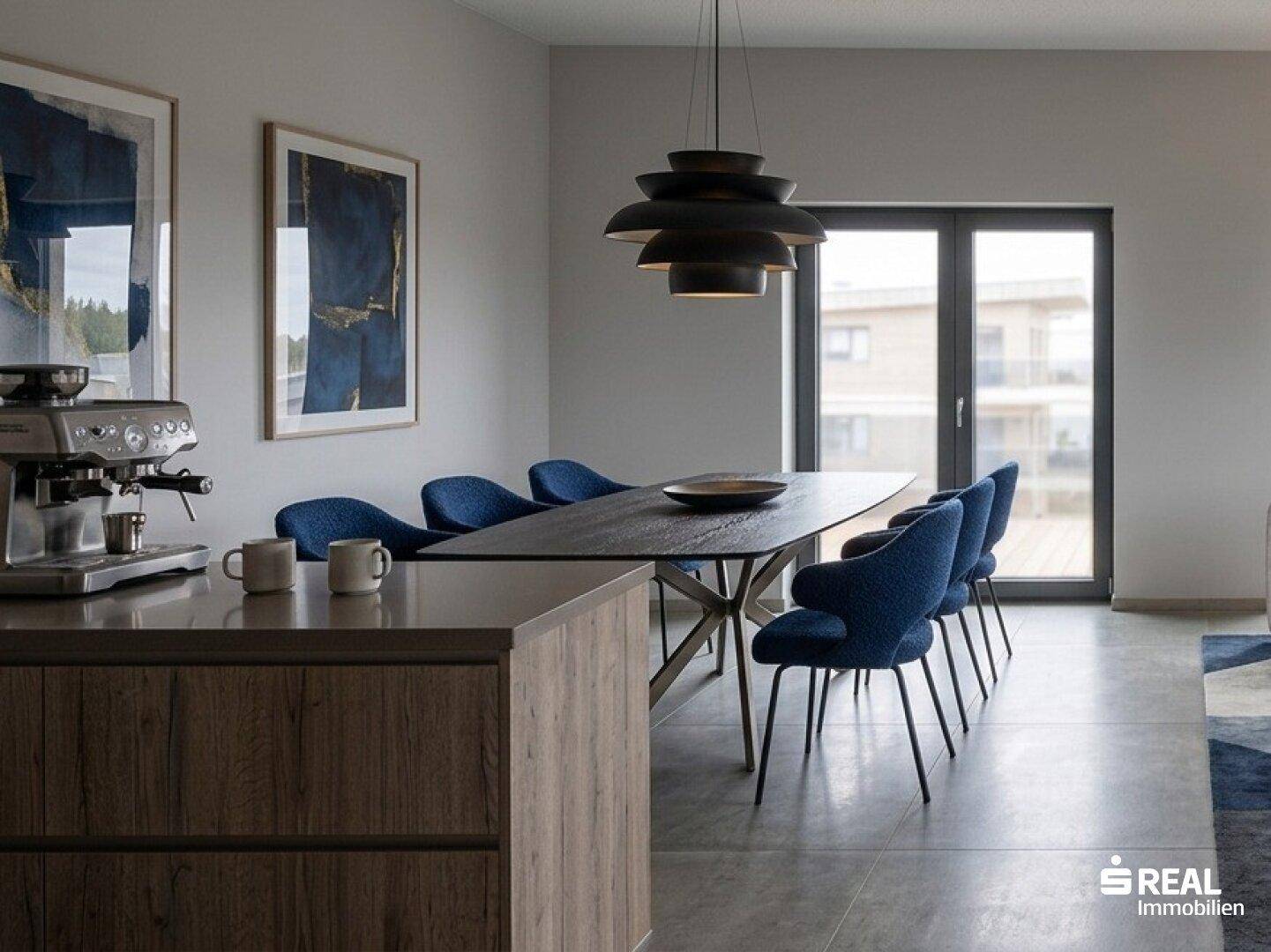 Heller Essbereich mit modernem Holztisch, blauen Stühlen und Zugang zu einem Außenbereich.