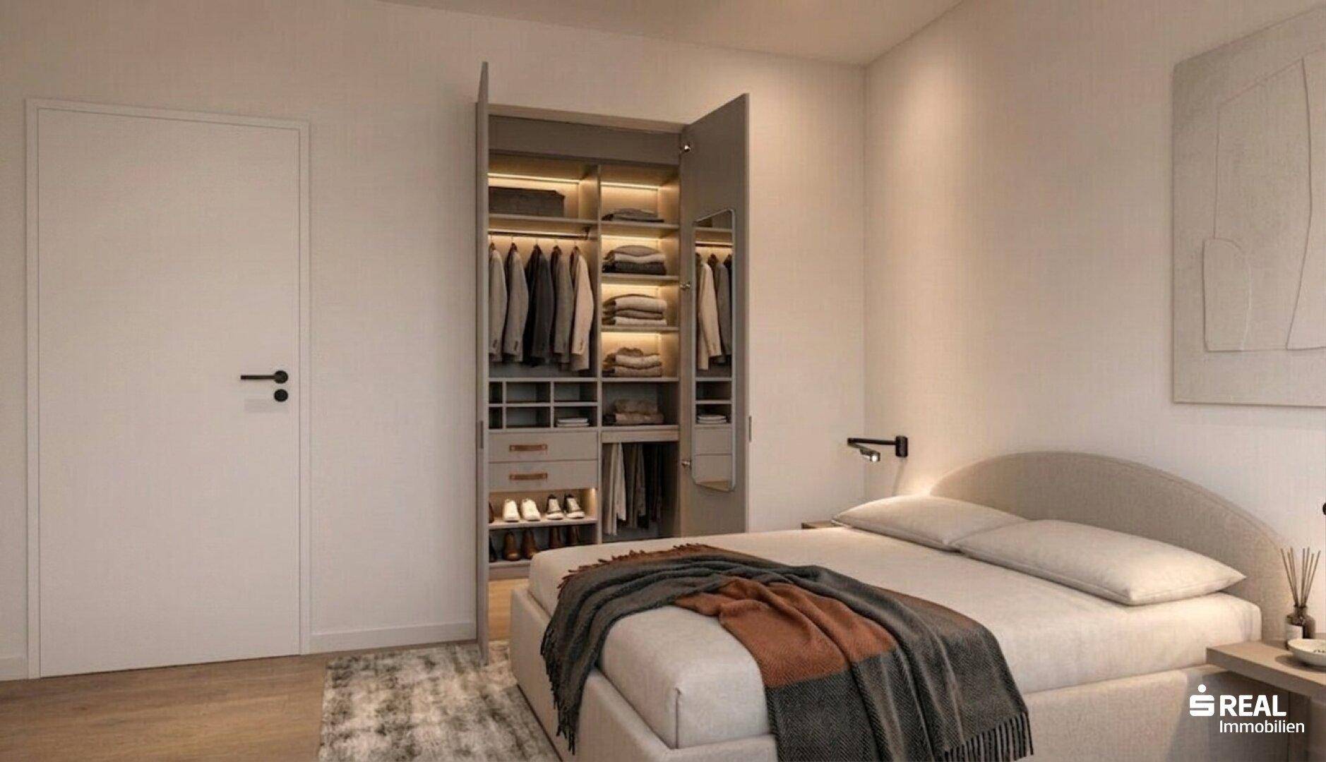 Gemütliches Schlafzimmer mit integriertem Kleiderschrank und indirekter Beleuchtung.