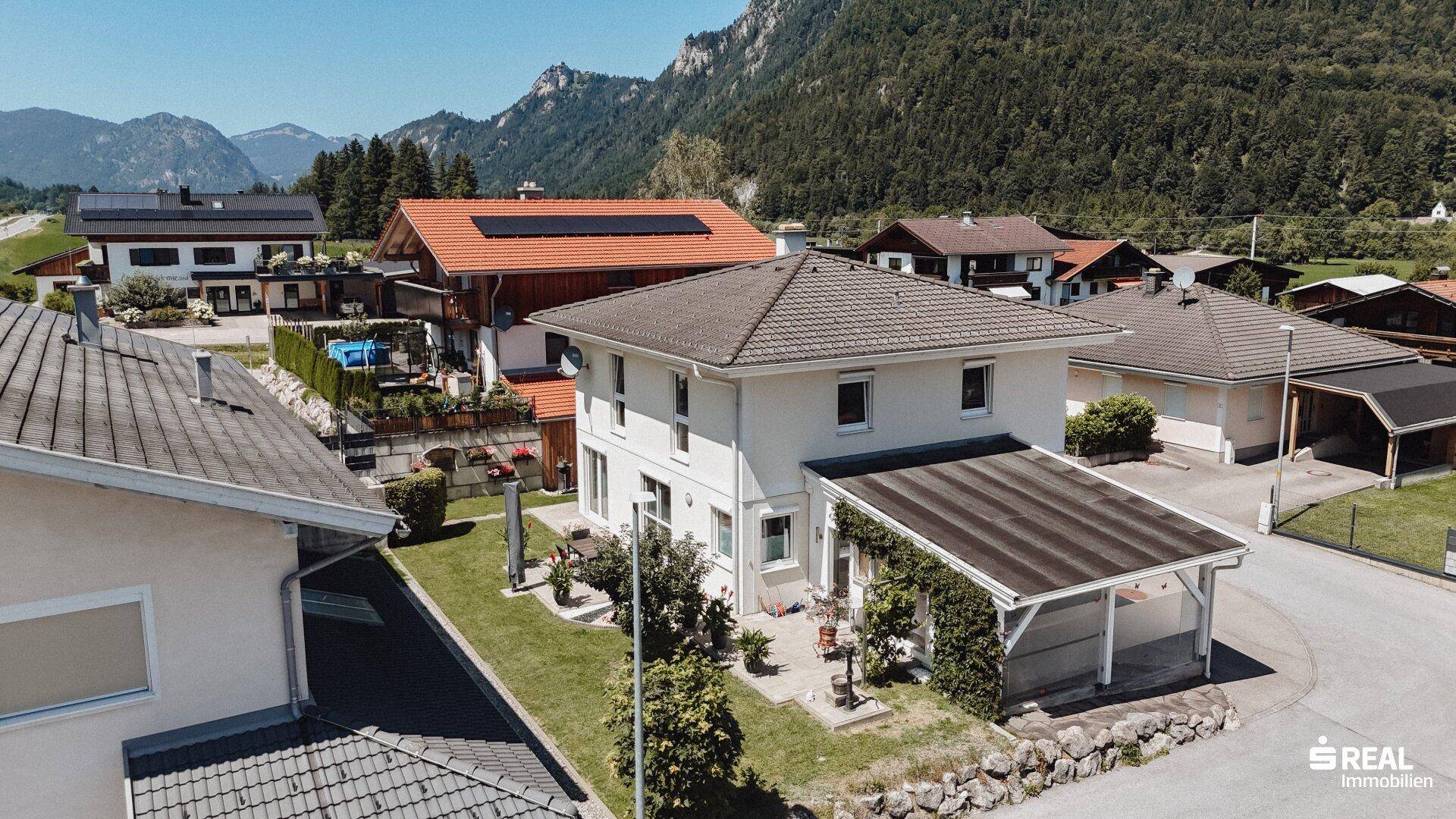 Vogelperspektive des Hauses mit Garten, Carport und der umliegenden Wohnsiedlung.