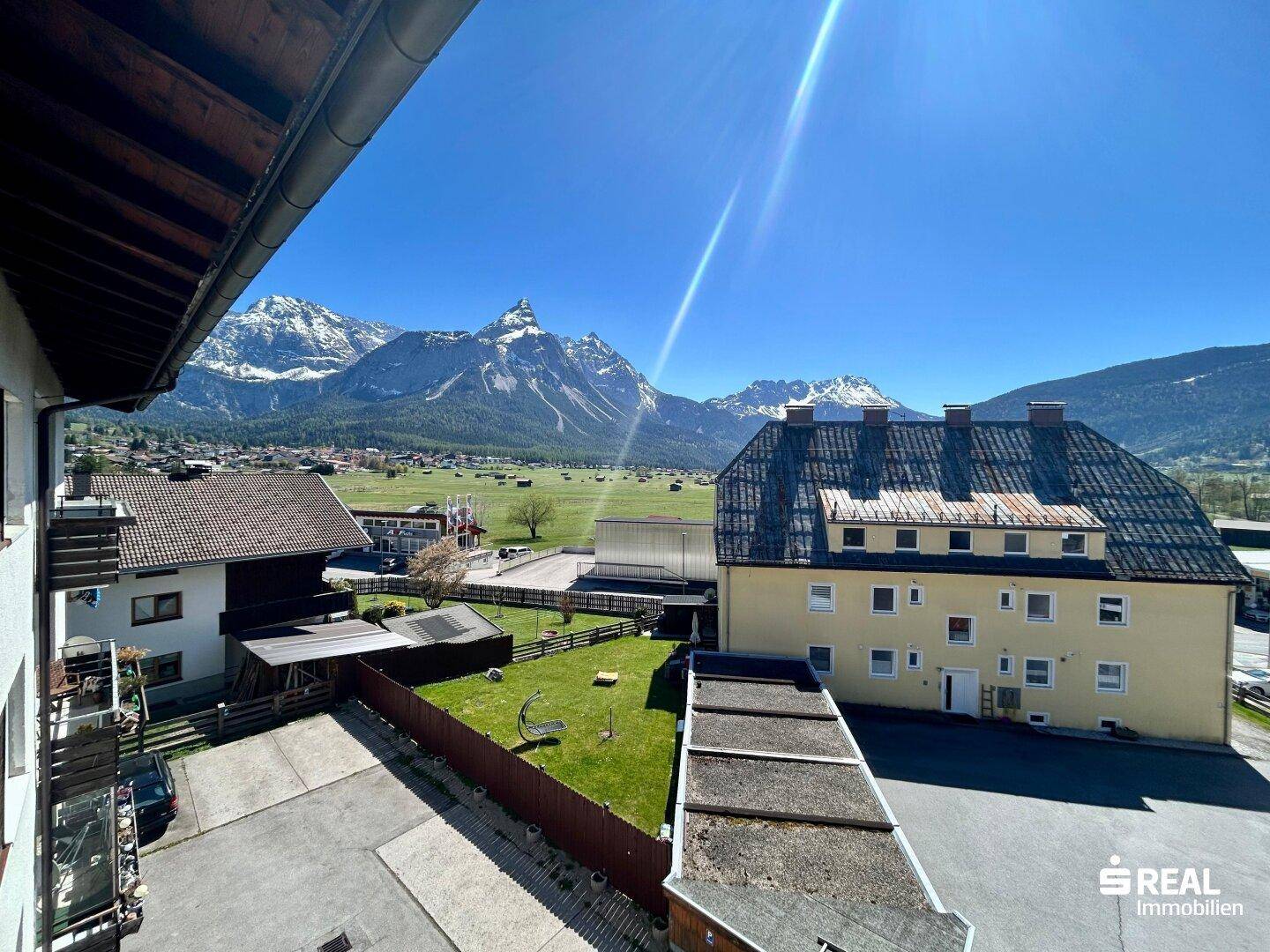Breiter Balkon mit Panoramablick auf die majestätischen Berge und die weite Landschaft.