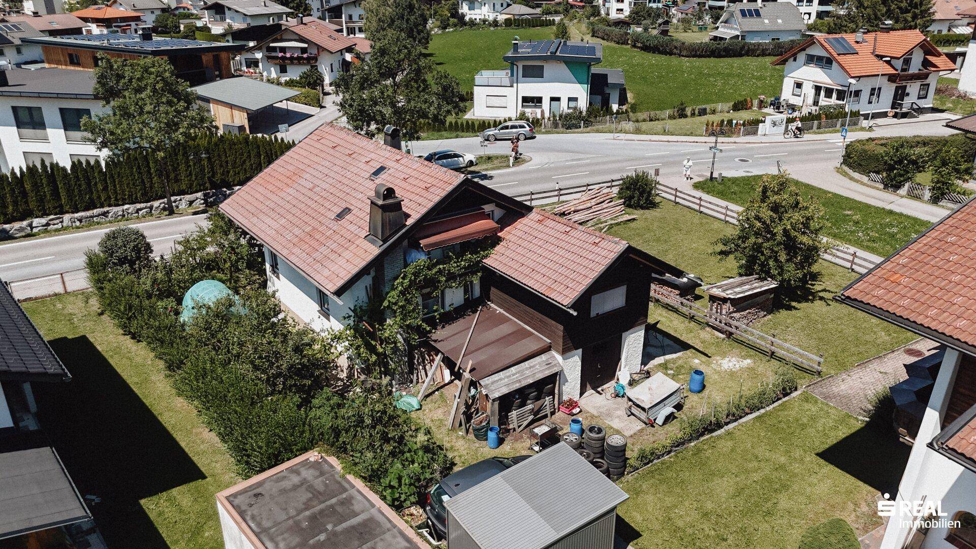 Luftaufnahme der Rückseite des Hauses mit Anbau, Gartenbereich und Blick auf die Umgebung.