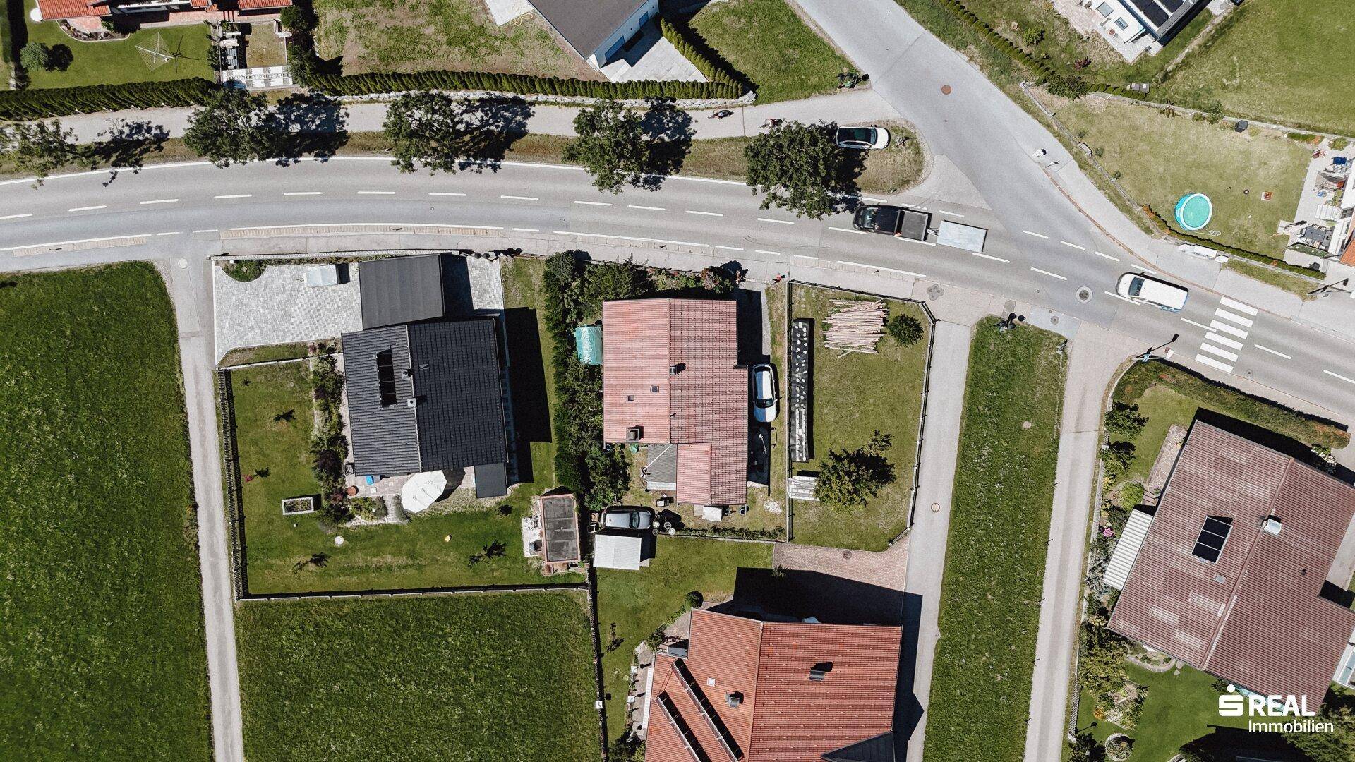 Senkrechte Luftaufnahme des Grundstücks mit Haus, Garten und der umliegenden Straßenführung.