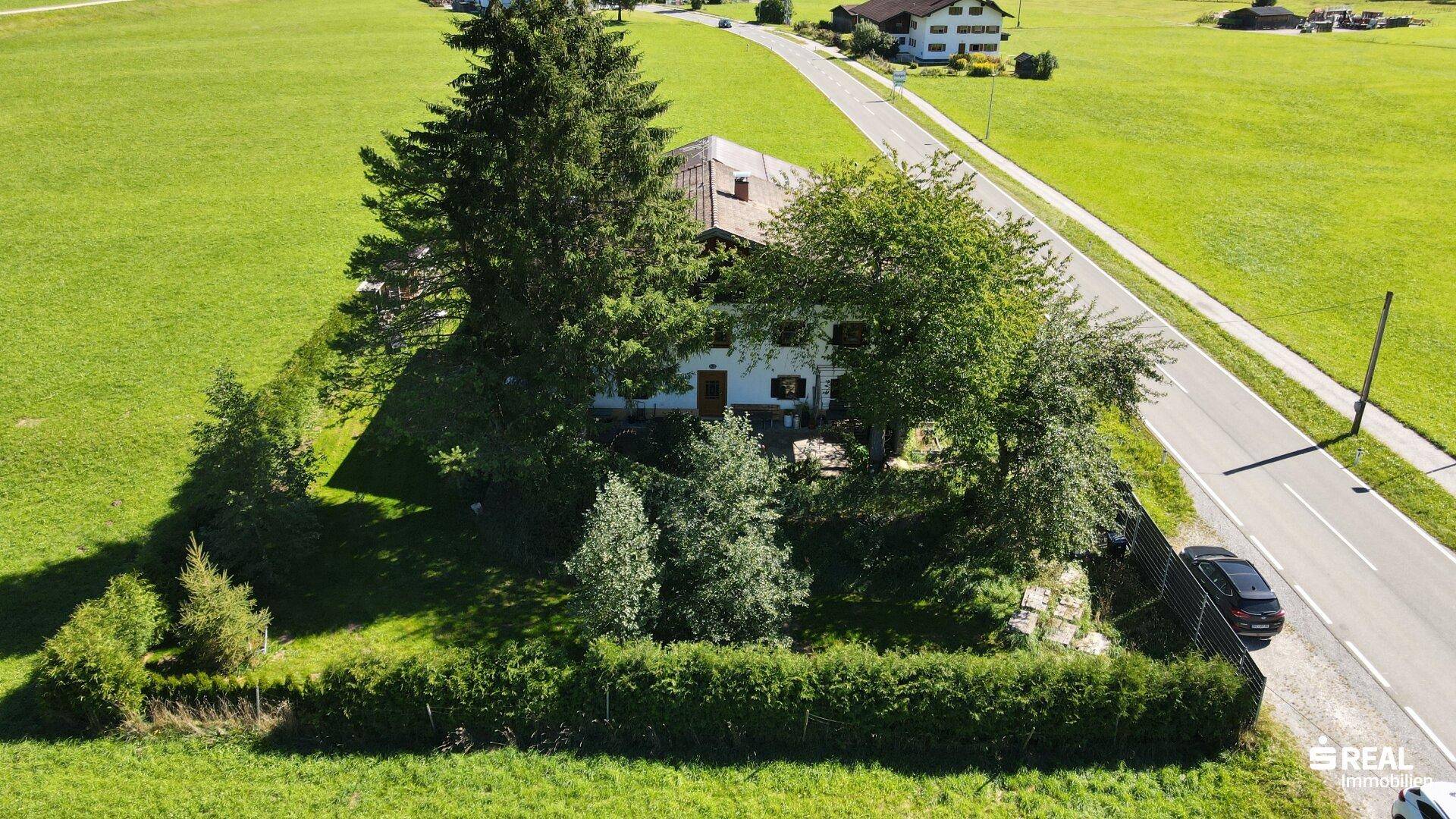 Vogelperspektive des ländlichen Anwesens mit viel Grünfläche und einem gepflegten Gartenbereich.