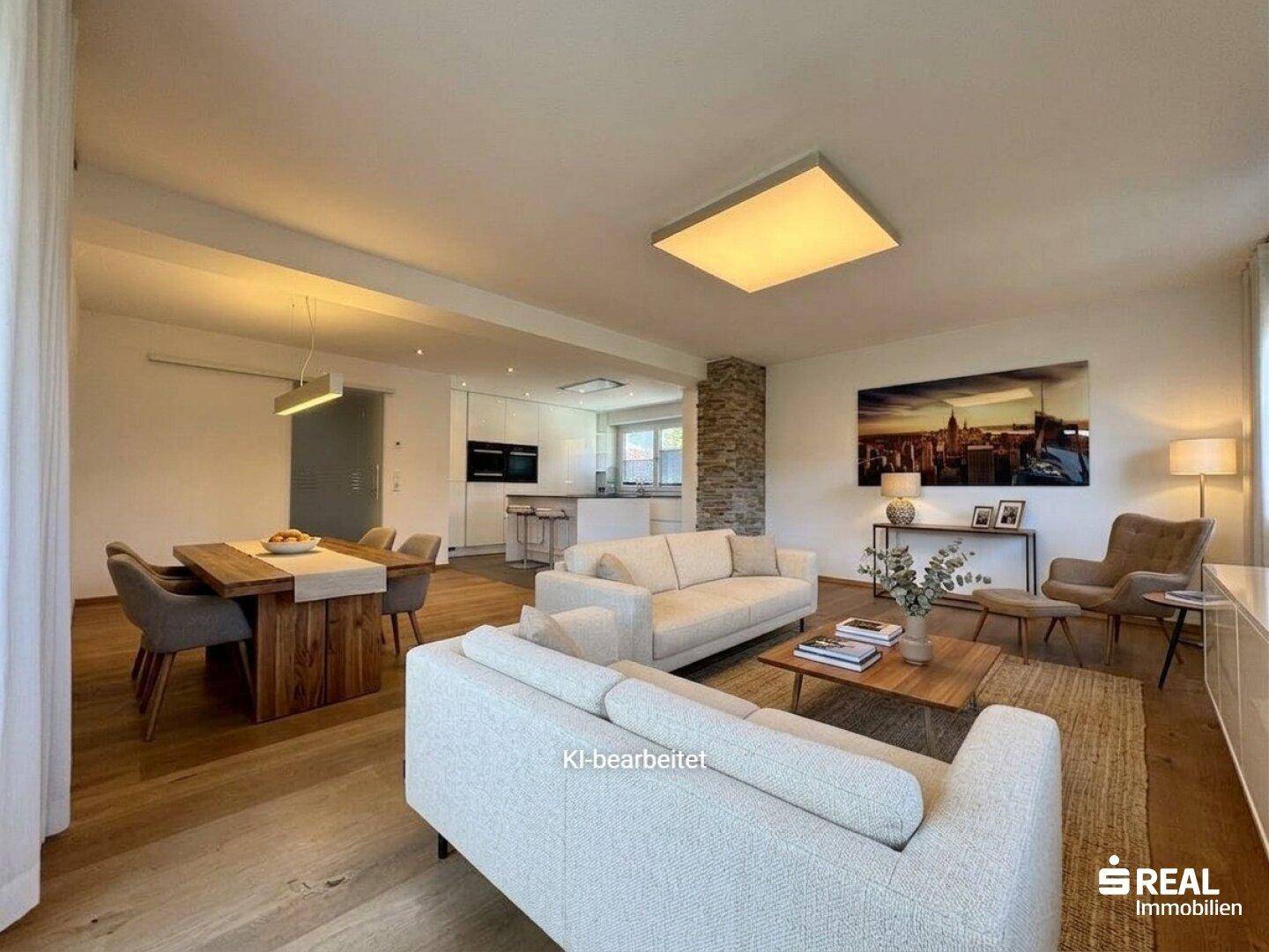 Heller Wohn- und Essbereich mit bequemen Sofas, Esstisch und offener Küche im Hintergrund.