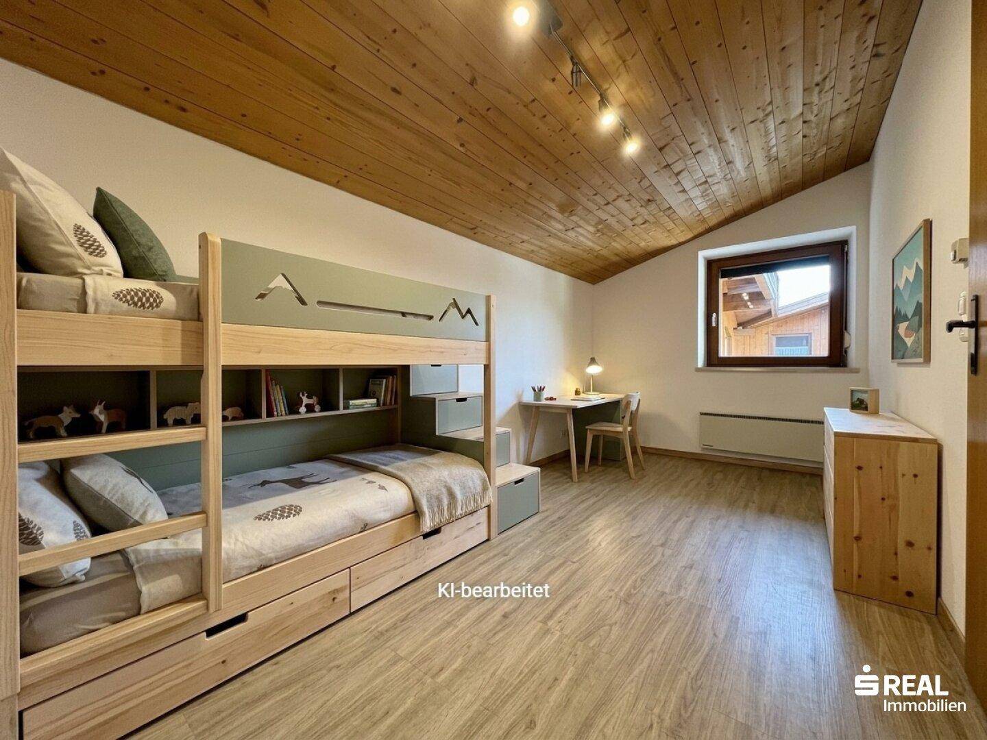 Kinderzimmer mit Etagenbett, Holzdecke und Schreibtisch, ideal für junge Bewohner.