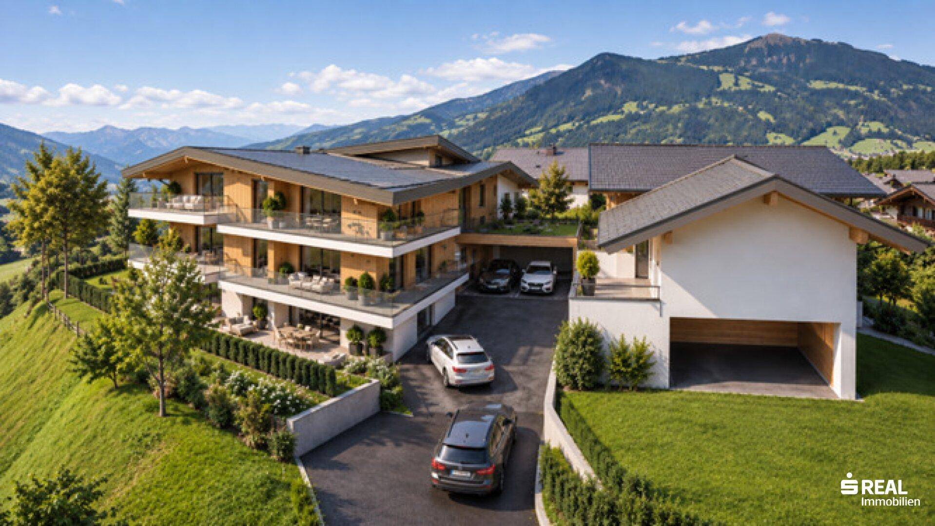 Moderne Architektur mit mehreren Balkonen und Terrassen in alpiner Berglandschaft mit Bergblick.