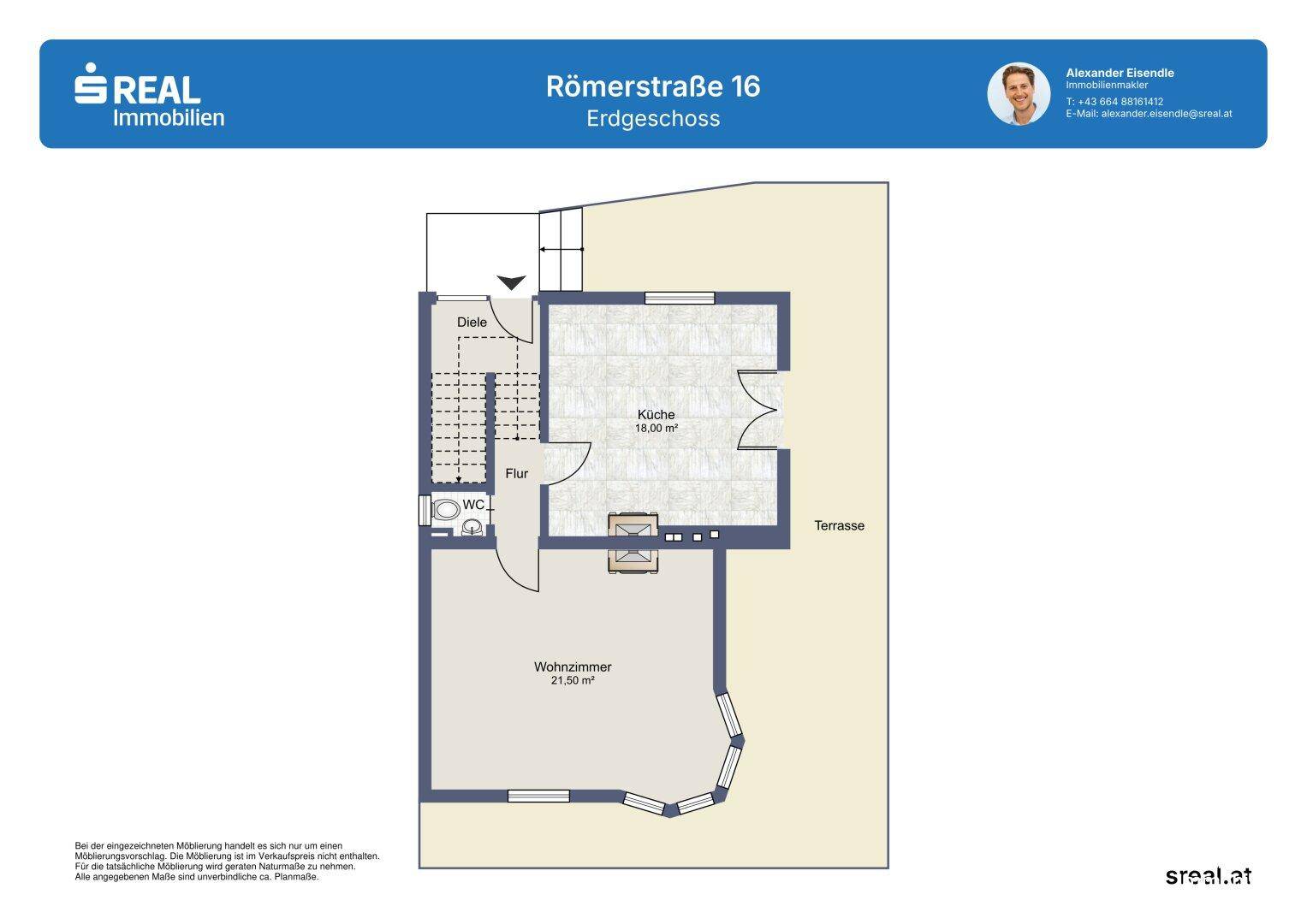 Grundriss des Erdgeschosses mit Wohnzimmer, Küche, WC und Terrasse.