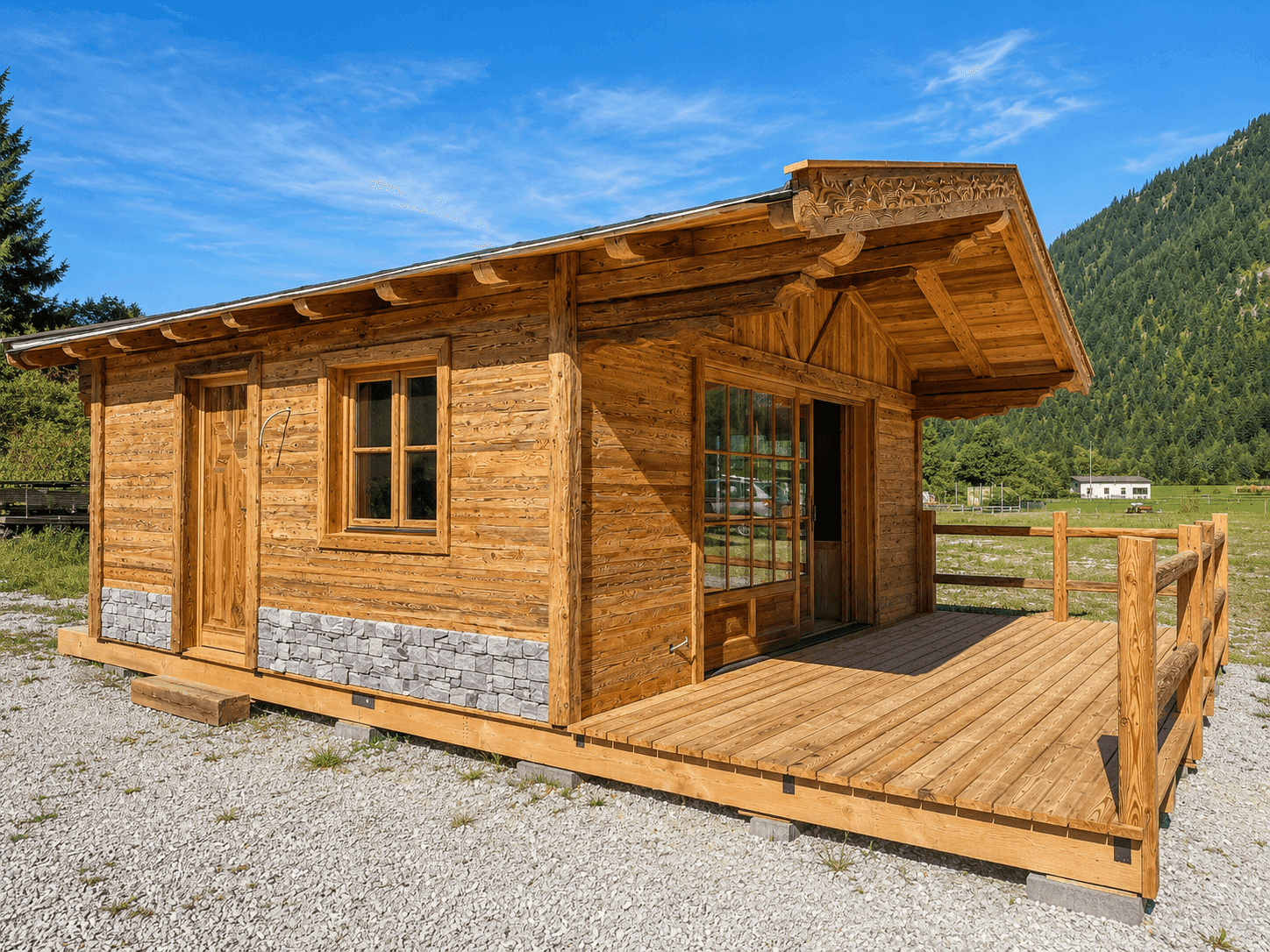 Charmantes Holzhaus mit großer Holzterrasse und Steinverkleidung in alpiner Landschaft.