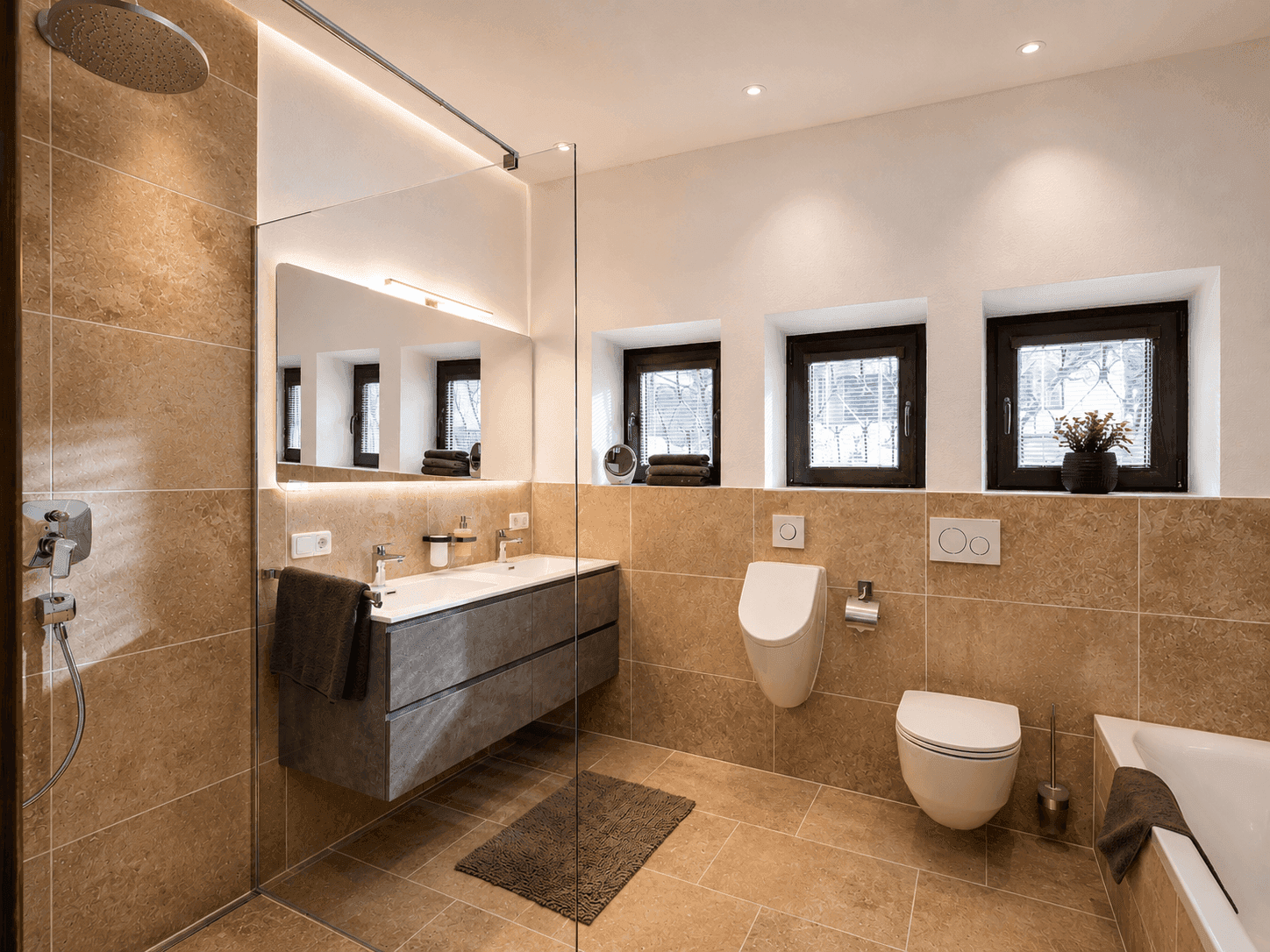 Modernes Badezimmer mit begehbarer Dusche, Urinal und beigen Fliesen.