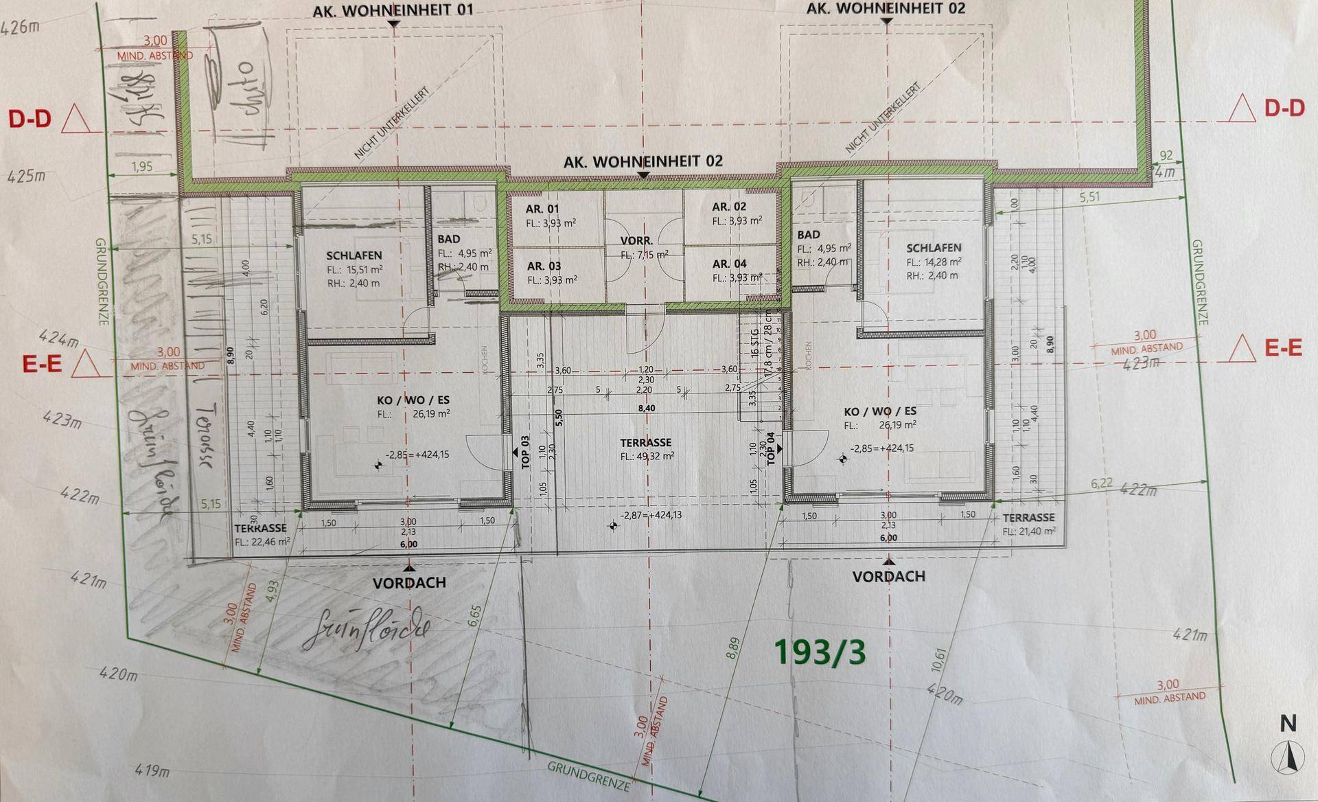 Grundrissplan zeigt zwei Wohneinheiten mit Schlafzimmern, Bädern und Terrassen.
