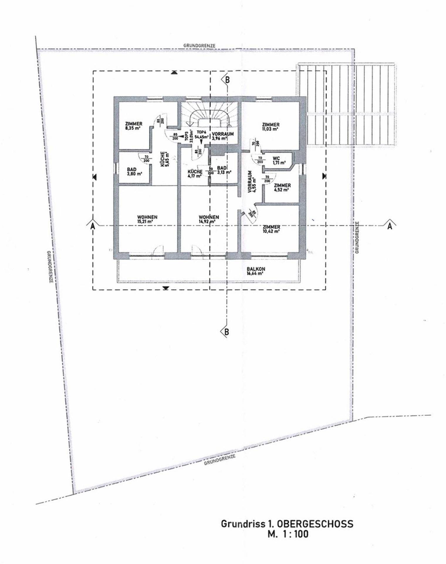 Grundriss des 1. Obergeschosses mit Balkon und mehreren Schlafzimmern.