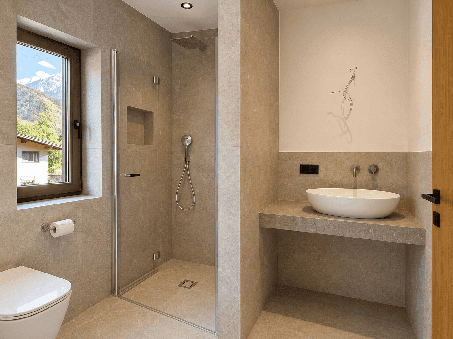 Modernes Badezimmer mit beigefarbenen Fliesen, ebenerdiger Dusche und Fenster mit Bergblick.