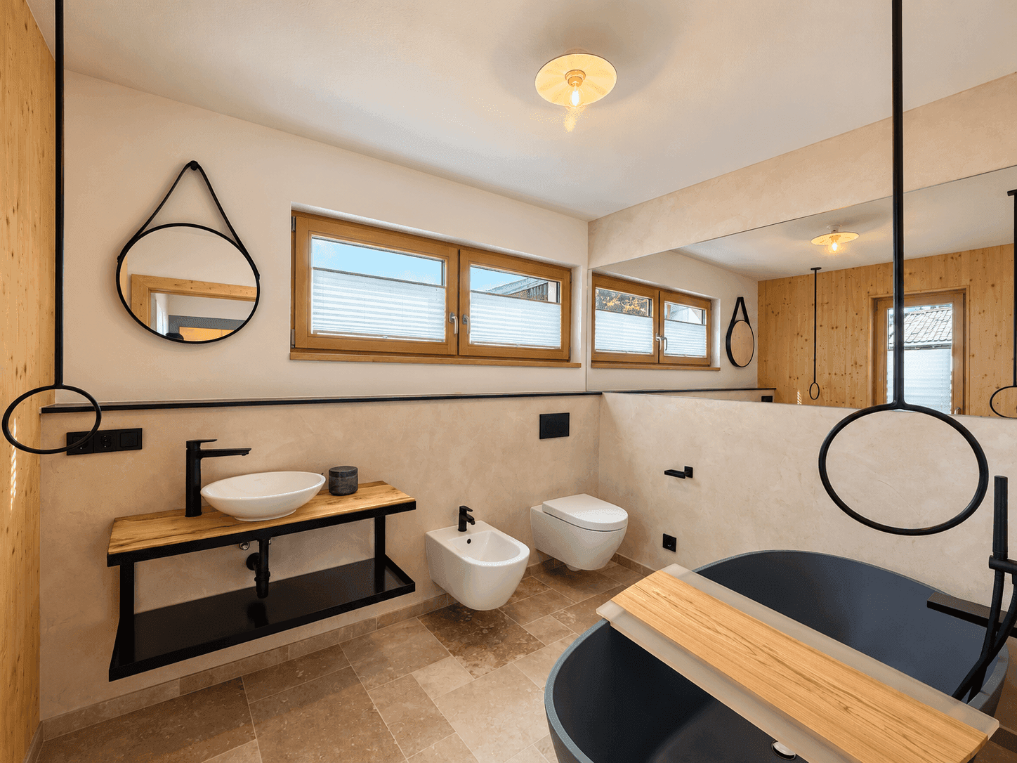 Luxuriöses Badezimmer mit freistehender Badewanne, Bidet und Doppelwaschbecken.