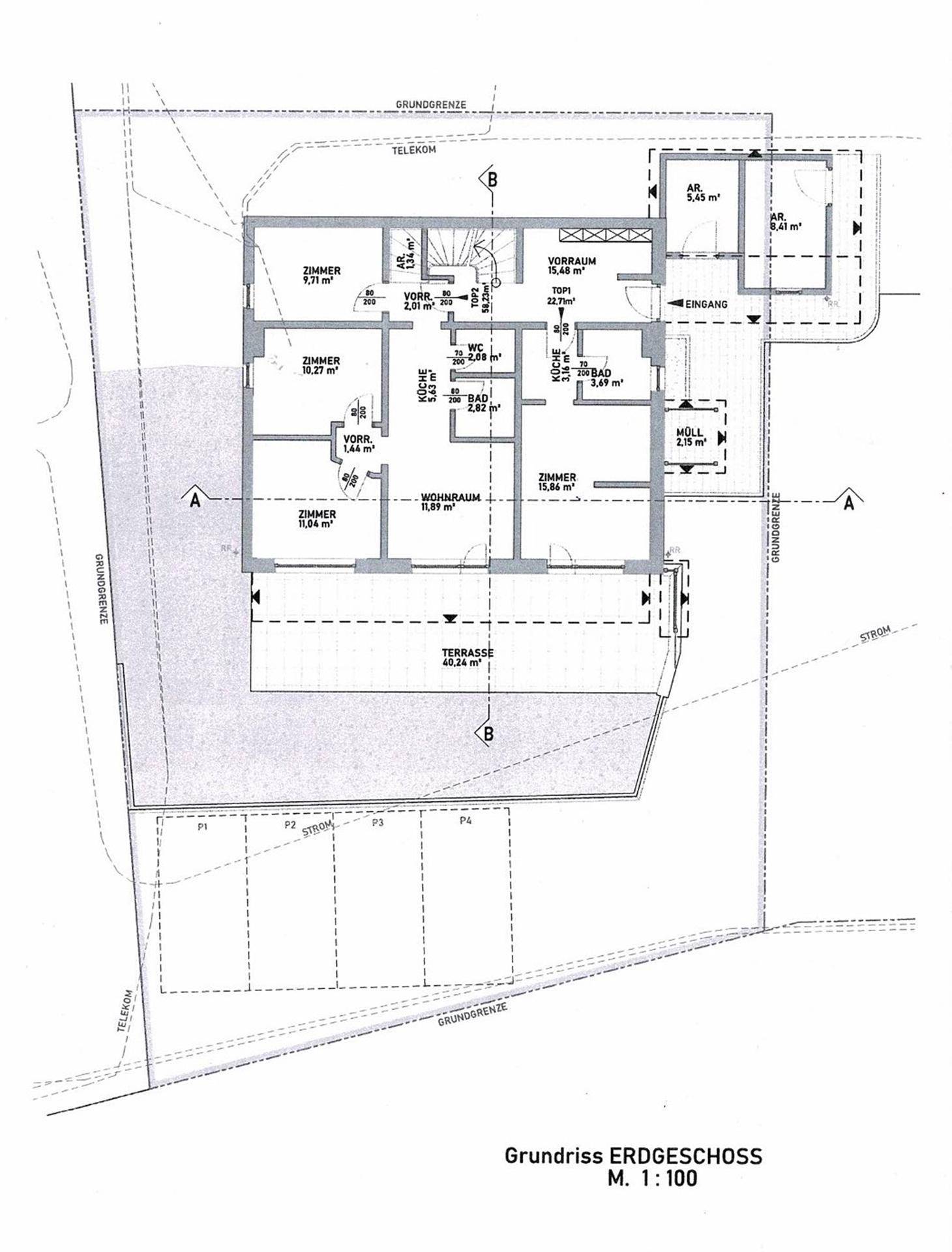 Grundriss des Erdgeschosses mit Terrasse und mehreren Zimmern.