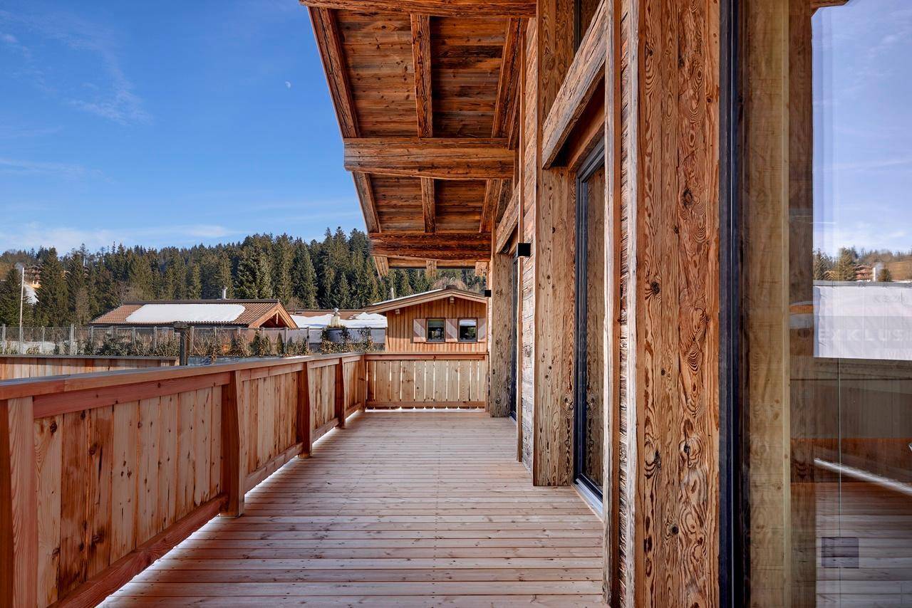 Geräumiger Holzbalkon mit Blick auf die umliegende Natur, ideal zum Entspannen im Freien.