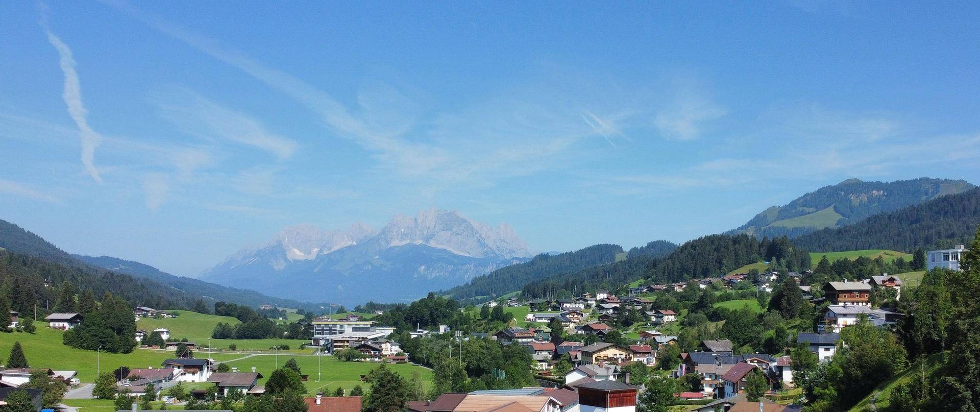 Weitläufiger Panoramablick über die ländliche Umgebung mit Bergen und Häusern.