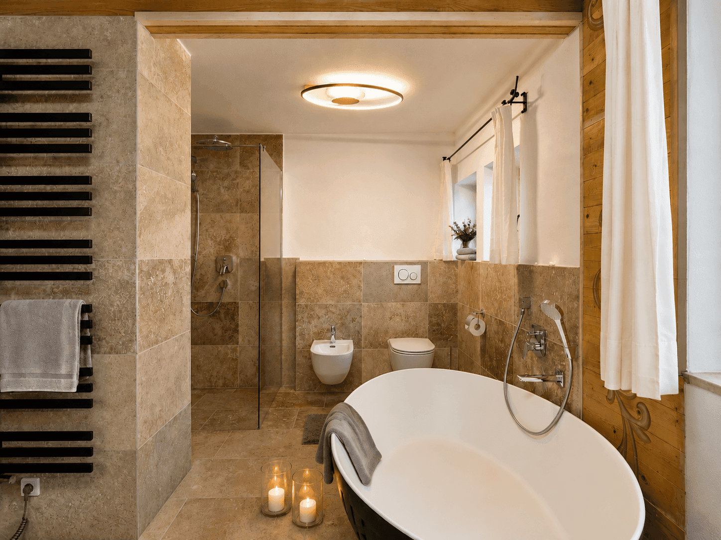 Elegantes Badezimmer mit freistehender Badewanne, begehbarer Dusche und beigen Fliesen.