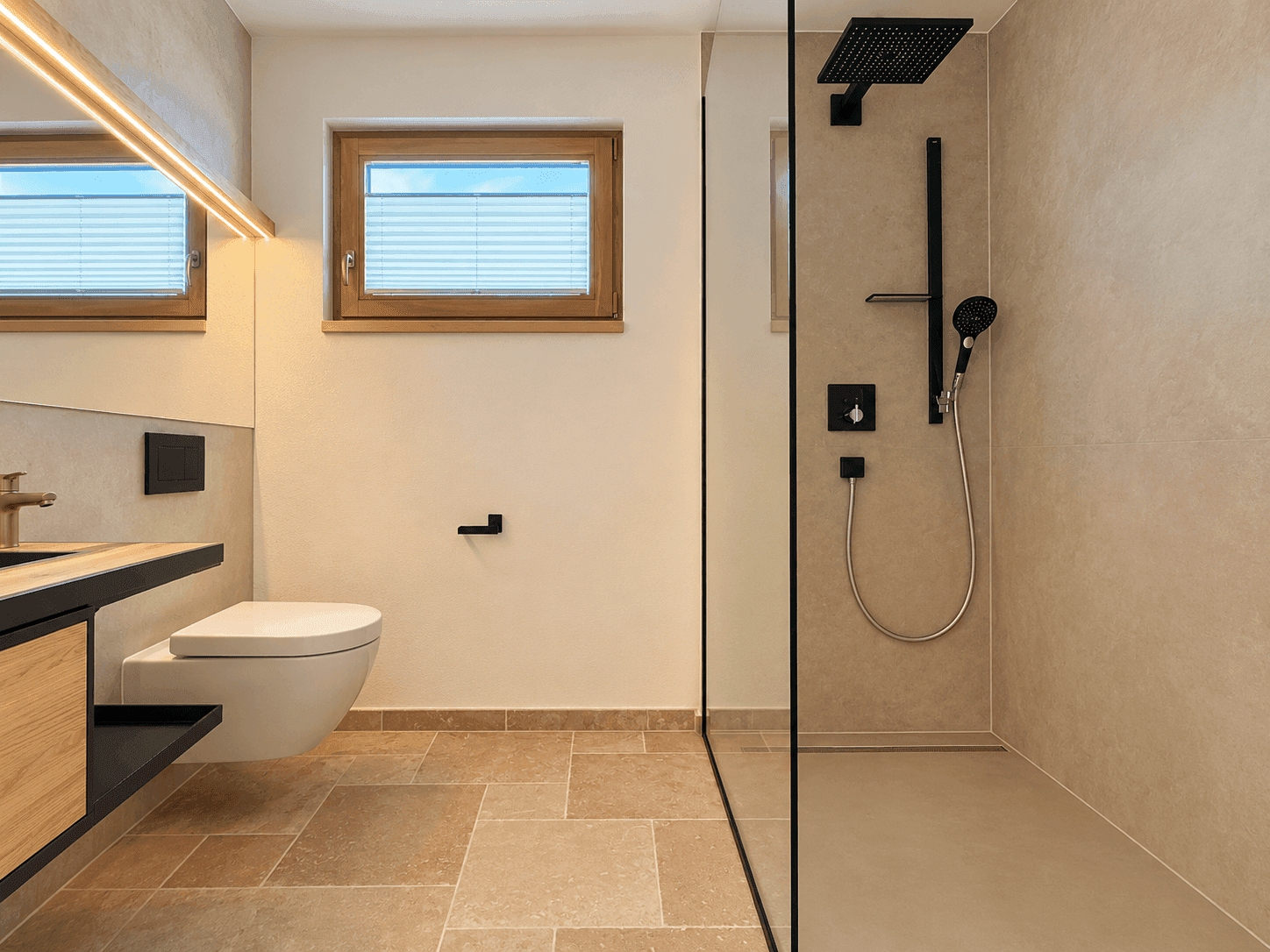 Modernes Badezimmer mit begehbarer Dusche, Wand-WC und Fenster für natürliches Licht.