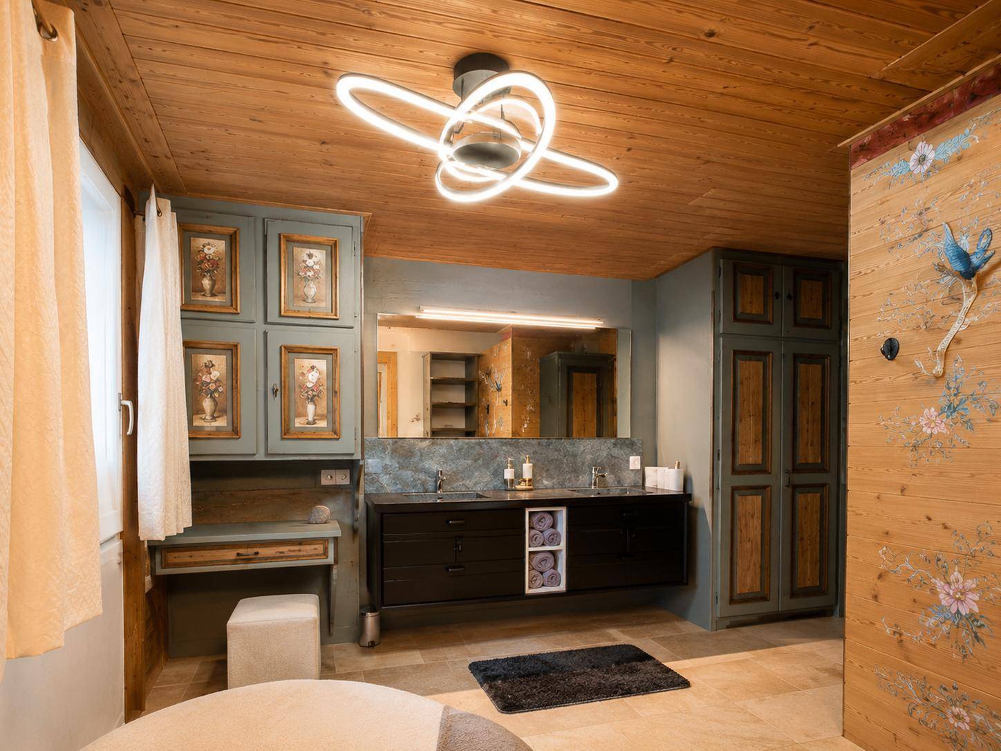 Rustikales Badezimmer mit Doppelwaschbecken, Holzvertäfelung und traditionellen Schränken.