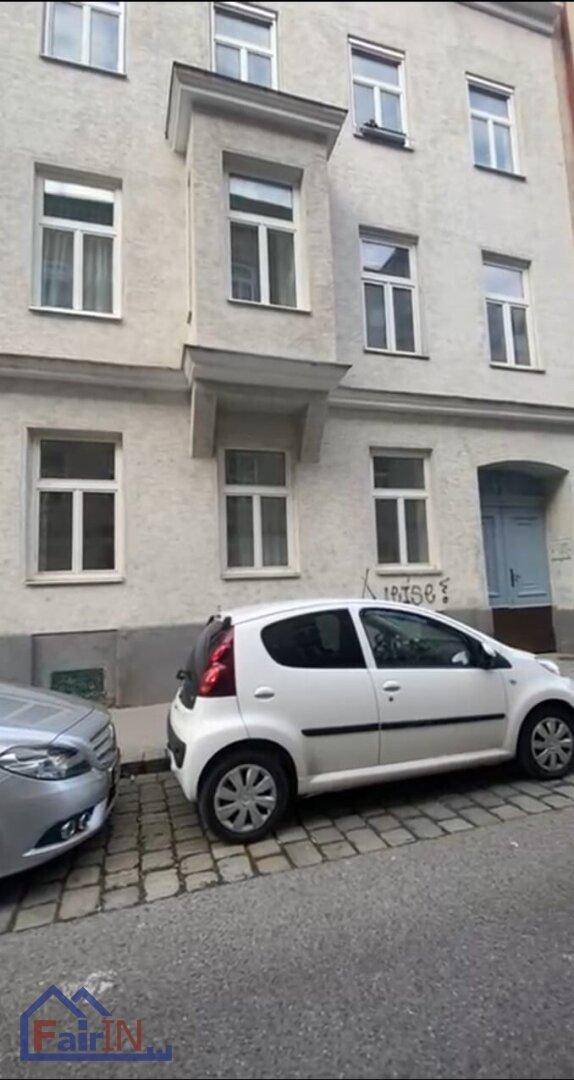 Historische Gebäudefassade mit Erker und klassischen Fenstern in der Stadt.