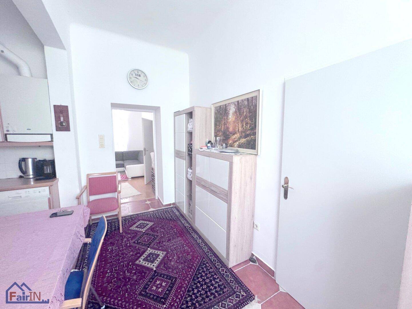 Essbereich mit Terrakotta-Fliesenboden und Zugang zur Küche und zum Wohnzimmer.