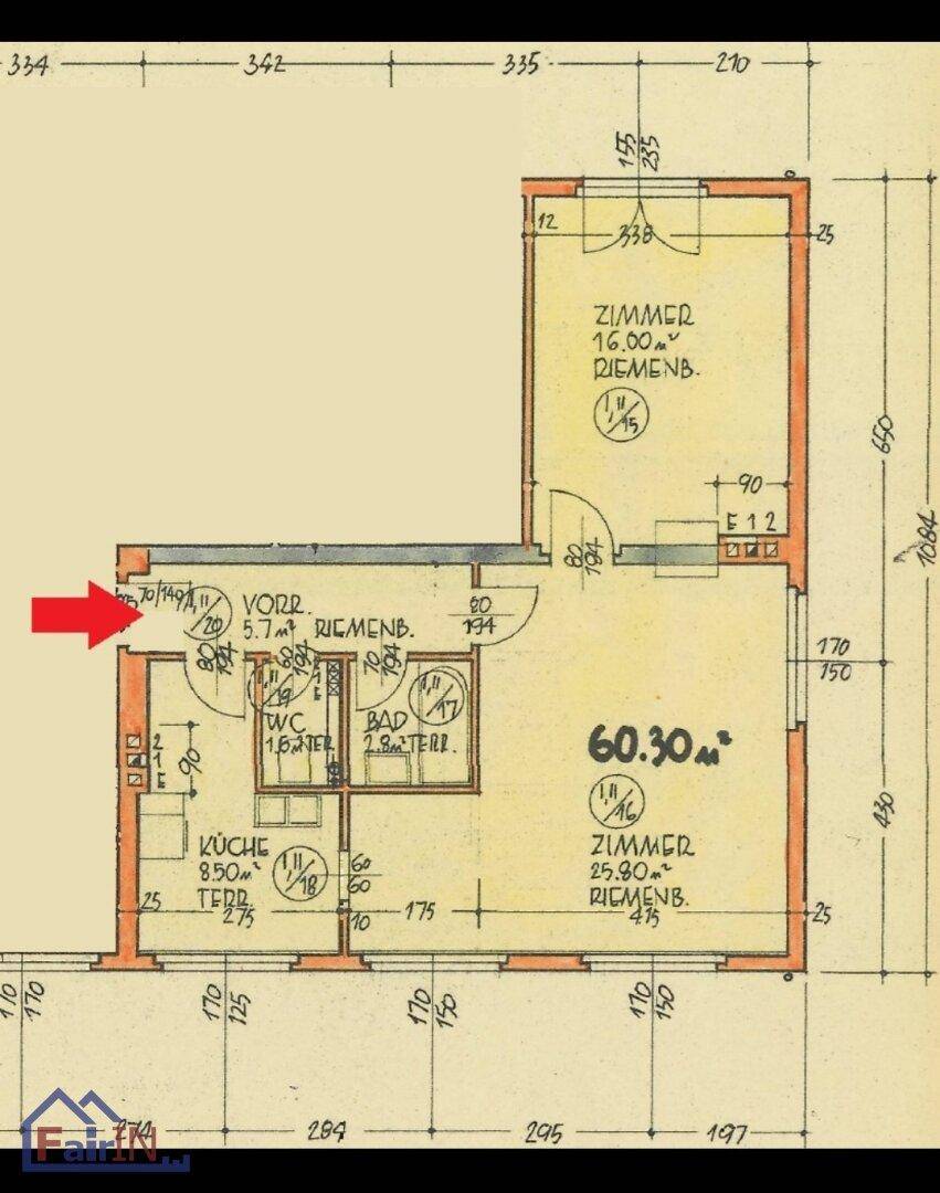 Grundriss einer Wohnung mit drei Zimmern, separatem WC, Bad und Terrasse.
