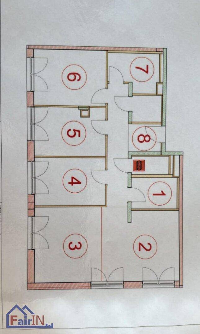 Grundriss einer Etage mit acht separaten Räumen und Fenstern auf einer Seite.