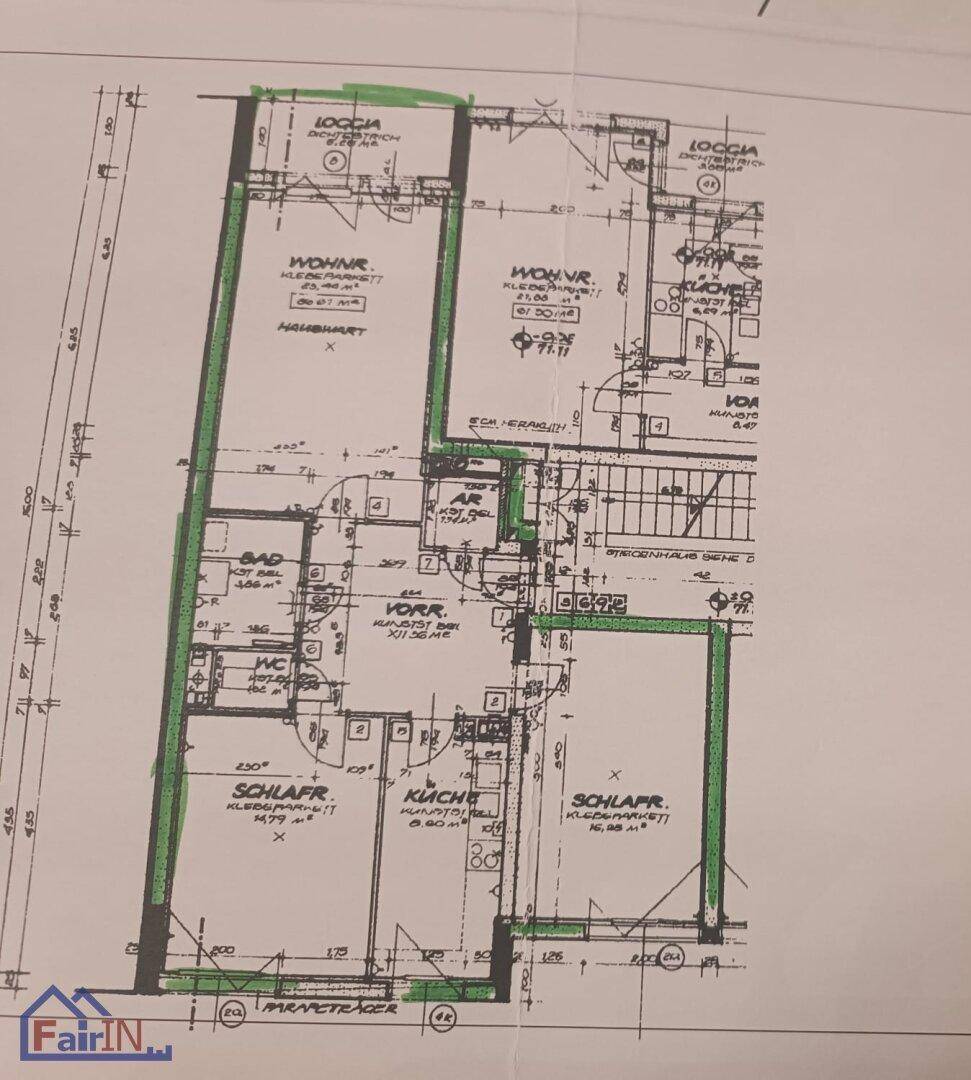 Grundrissplan einer Wohnung mit mehreren Zimmern, Loggia und Balkon.