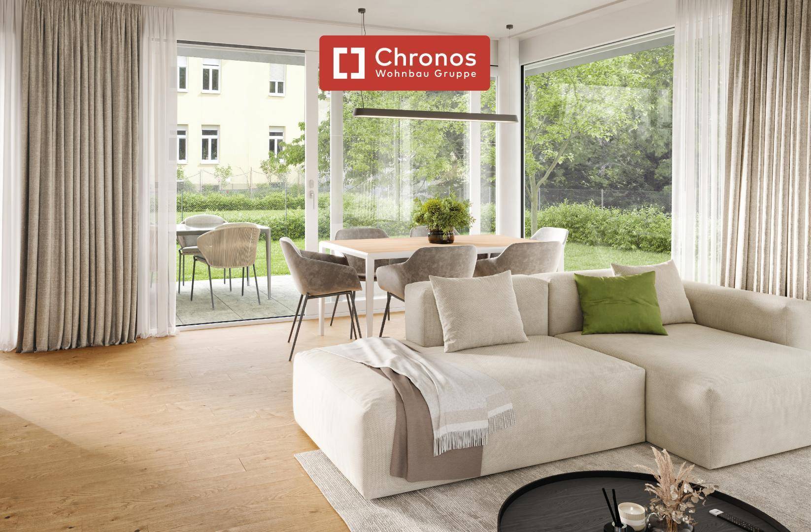 Helles Wohn- und Esszimmer mit Holzboden und großen Fenstern zum Garten.