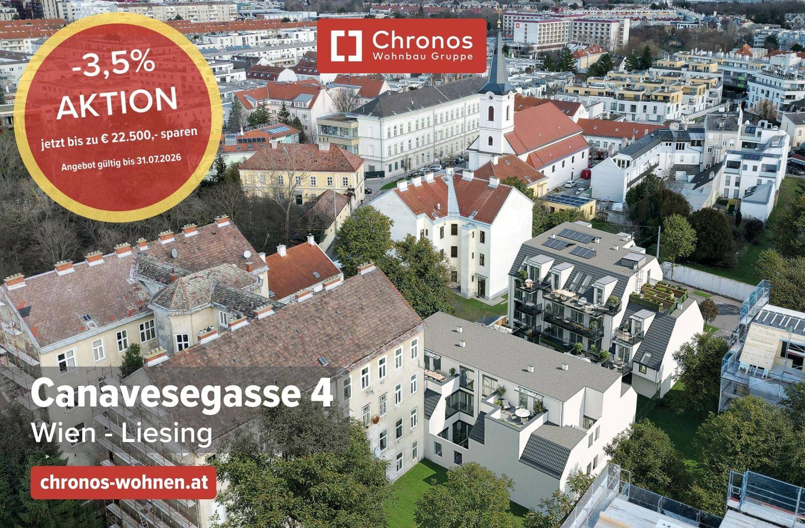 Luftaufnahme eines modernen Neubaus mit Balkonen und Dachterrassen, eingebettet in eine städtische Wohngegend mit viel Grün.