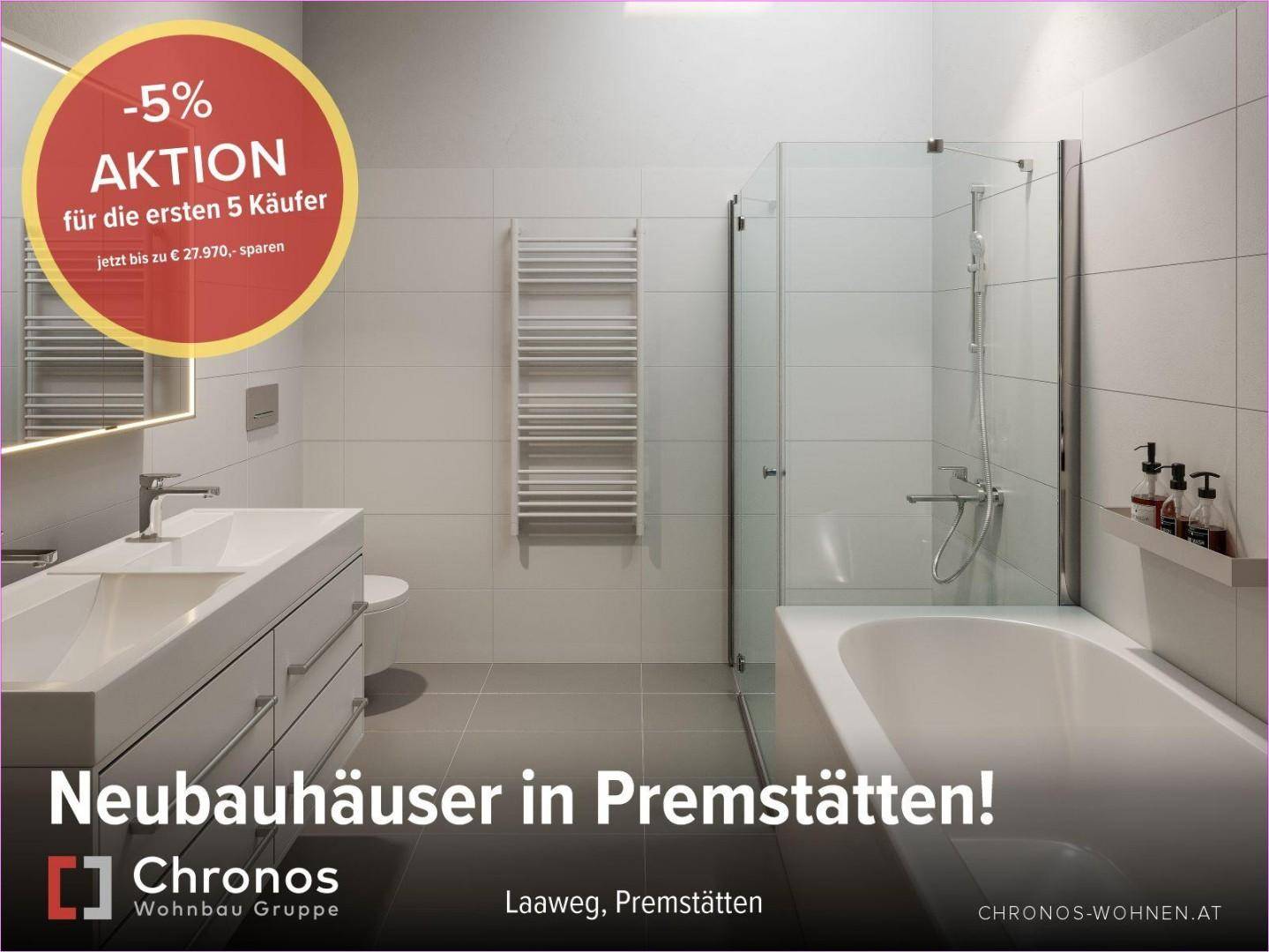 Modernes Badezimmer mit Badewanne, Dusche und beheiztem Handtuchhalter in hellen Fliesen.