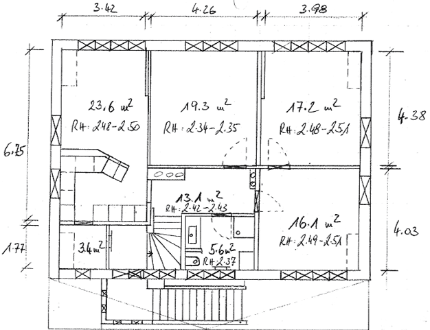 Handgezeichneter Grundriss mit mehreren Räumen, Flächenangaben und Treppenhaus.