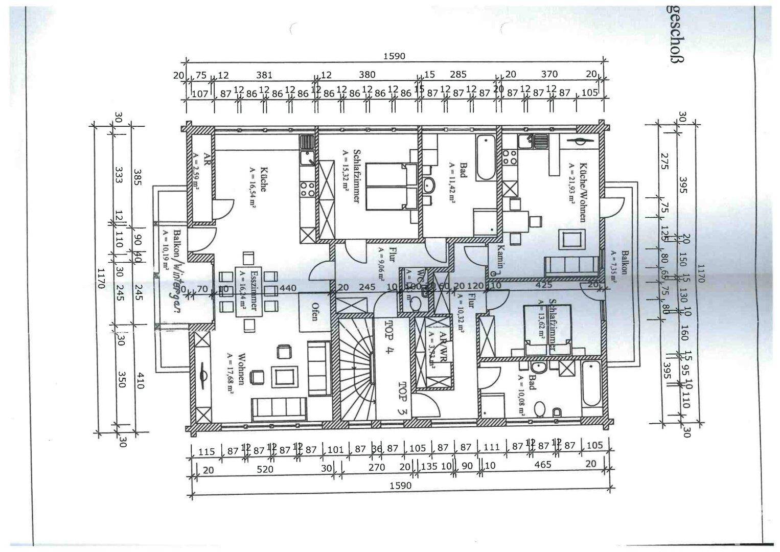 Detaillierter Grundriss einer oberen Etage mit Balkonen, Küche und Kamin.