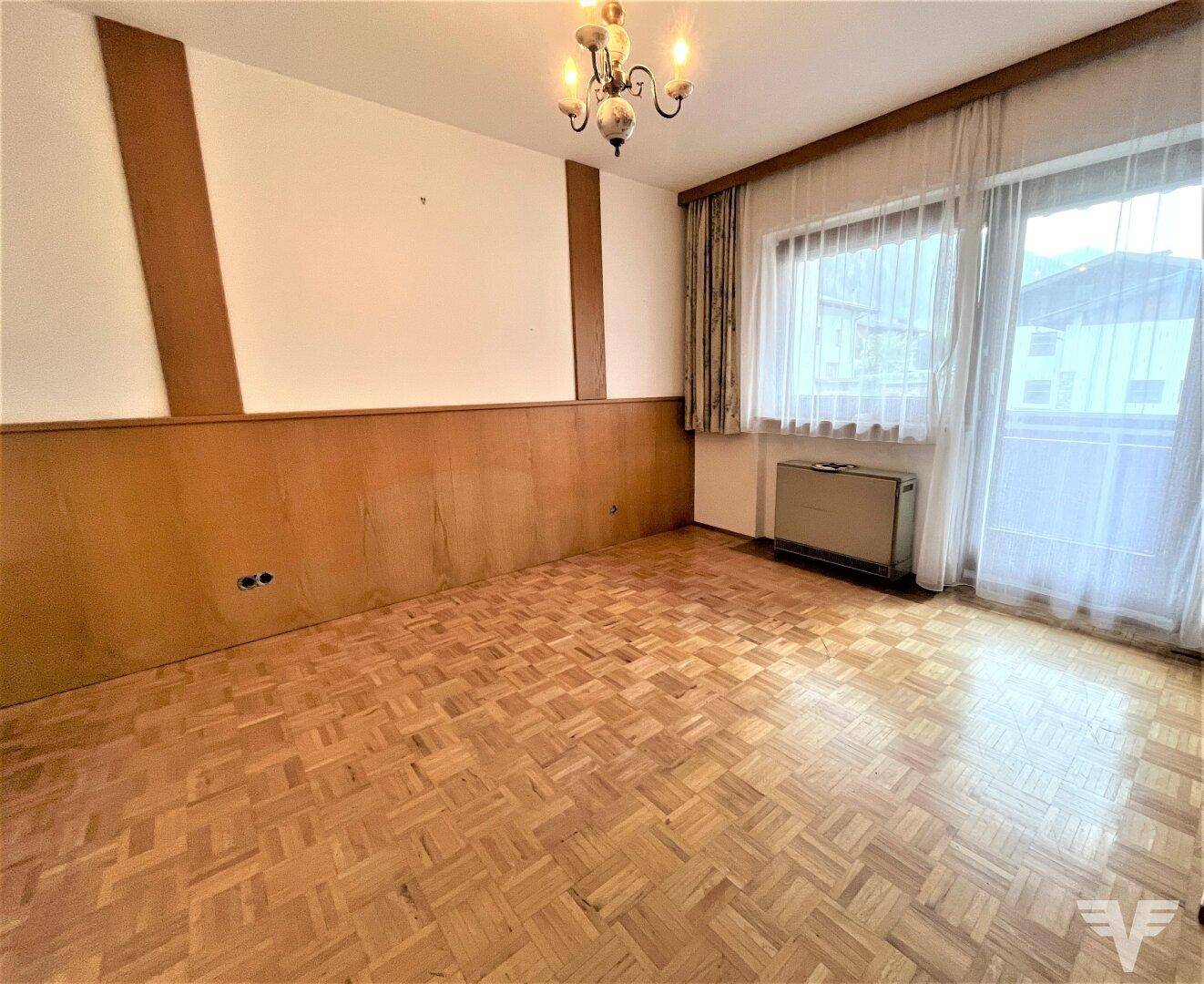 Schlafzimmer m. Zugang zum Balkon