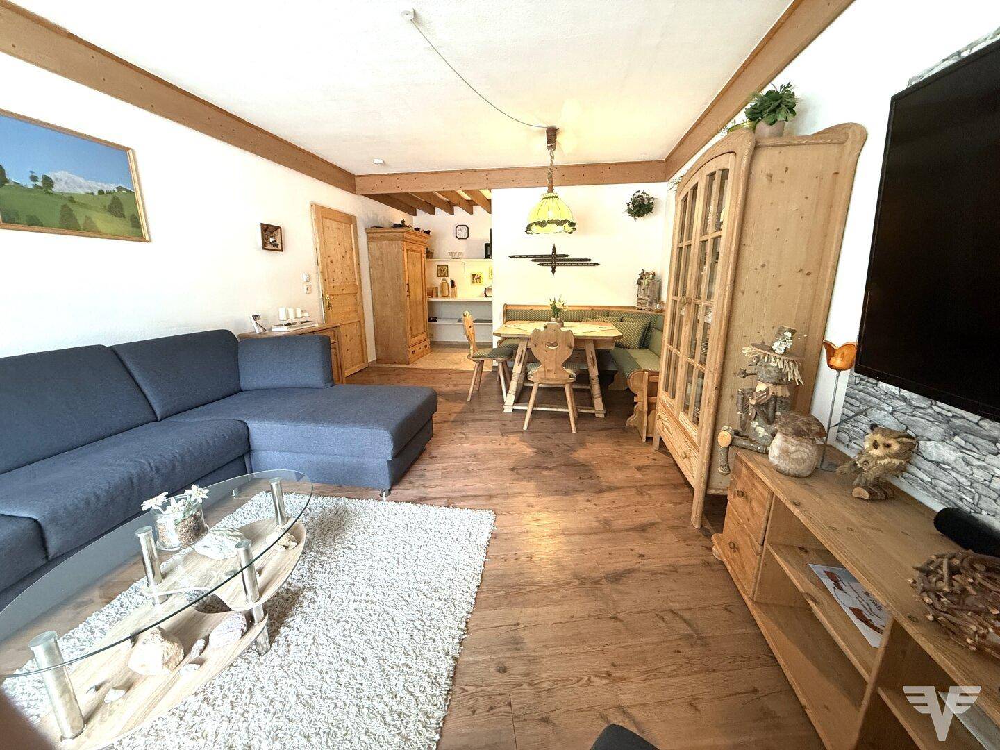 Wohn-Esszimmer m. Zugang zum Balkon