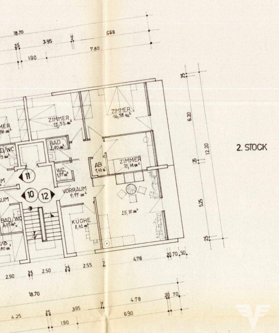 Grundriss des zweiten Stocks mit mehreren Zimmern, Küche, Bad und Balkon.
