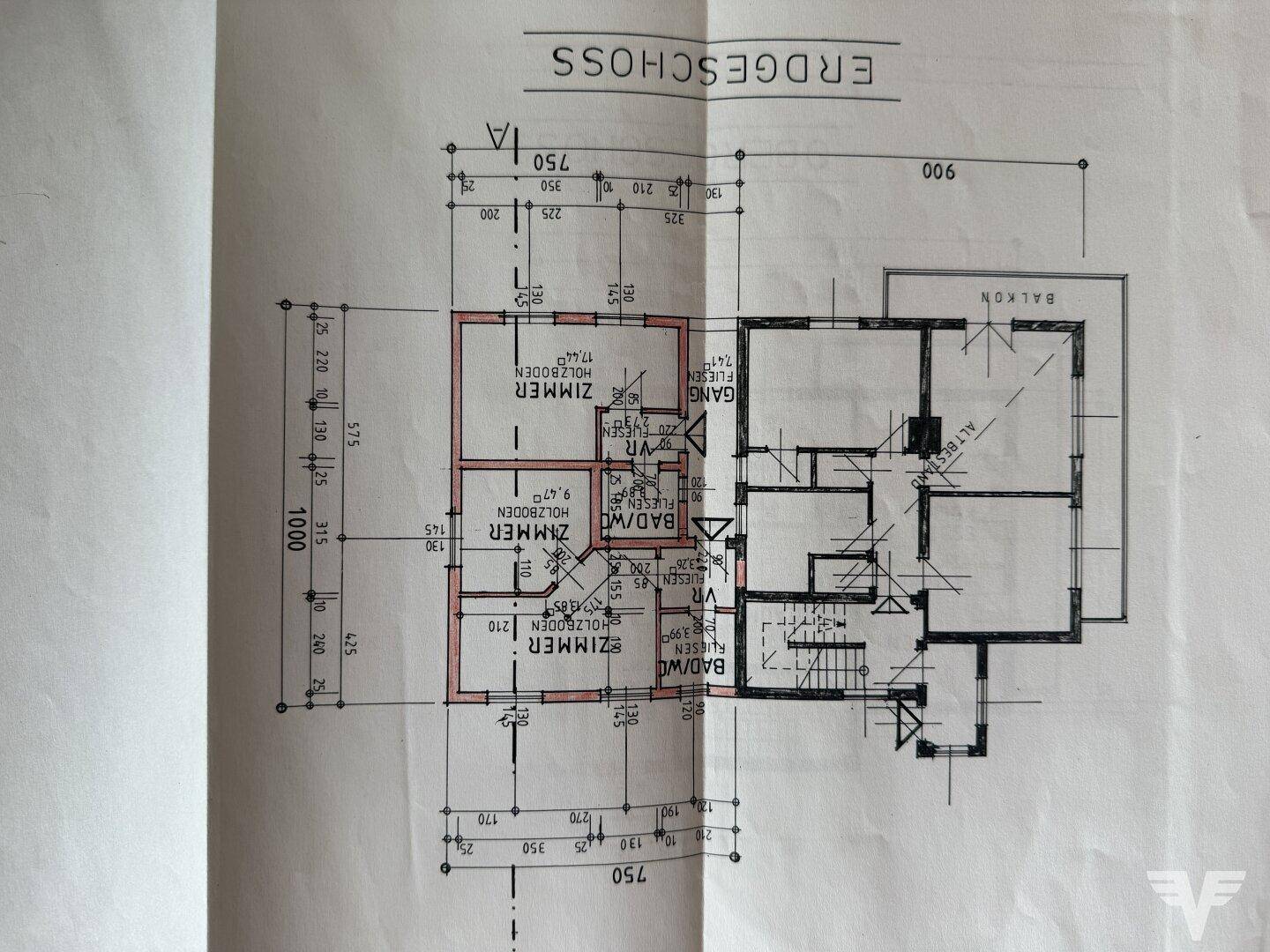 Grundriss des Erdgeschosses mit Zimmern, Bad und Balkon, übersichtliche Raumaufteilung.