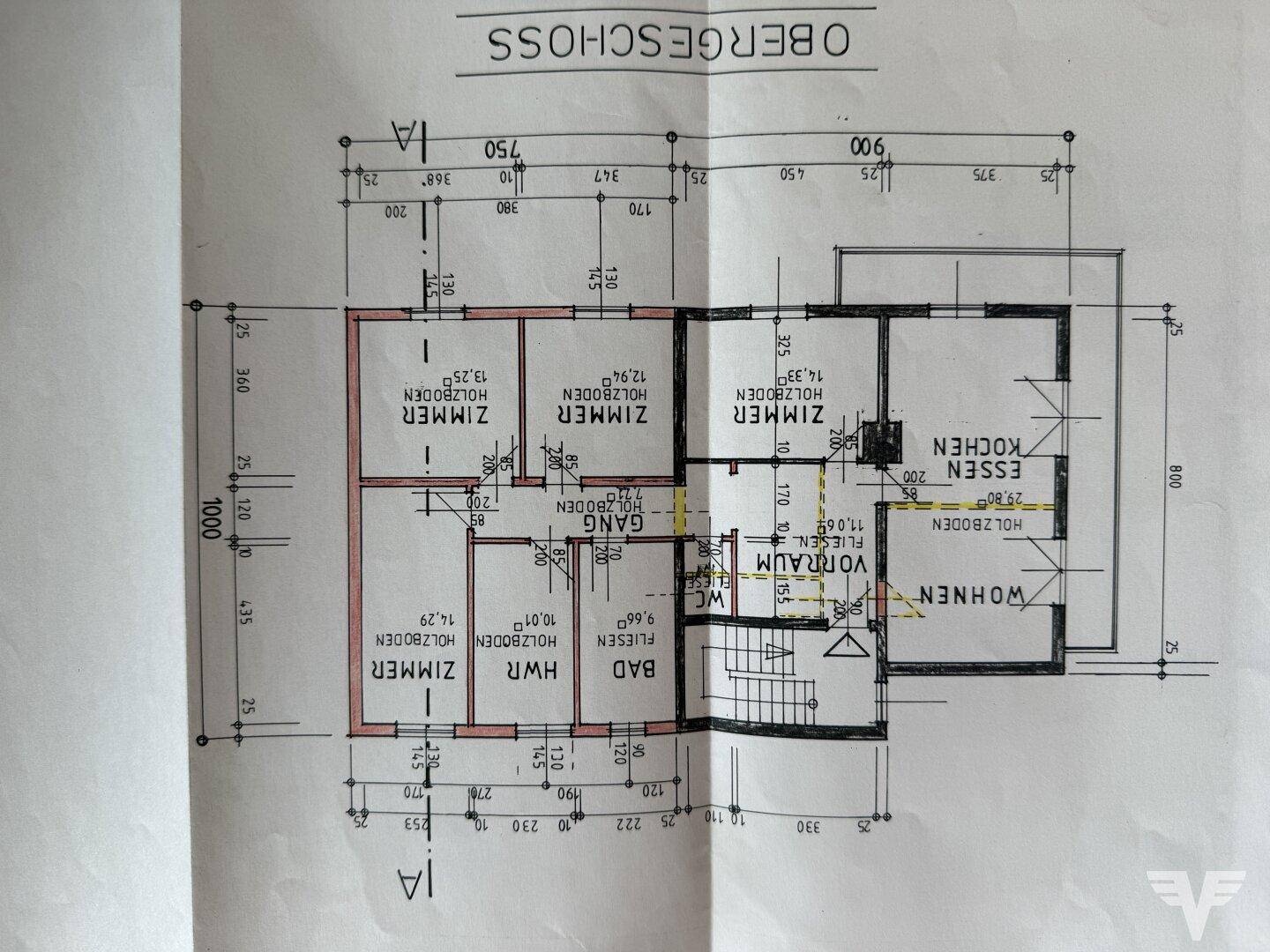 Grundriss des Obergeschosses mit Wohn-, Ess- und Küchenbereich sowie Bad, offenes Konzept.