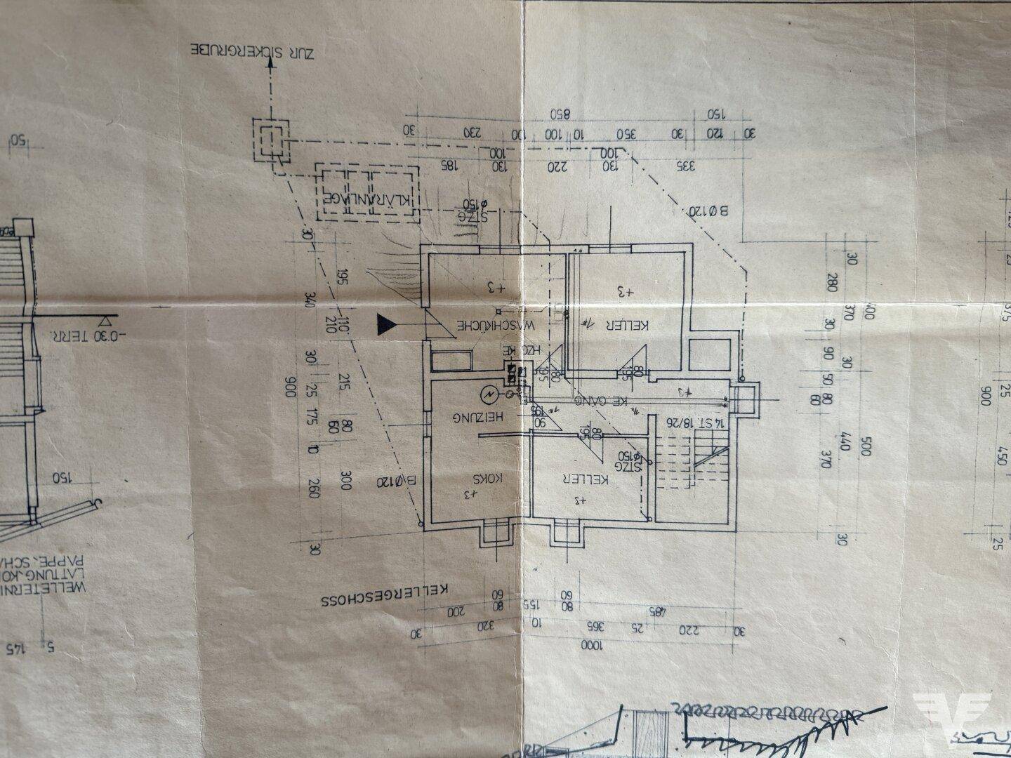 Grundriss des Kellergeschosses mit Heizungsraum und Kellerräumen, bietet viel Stauraum.