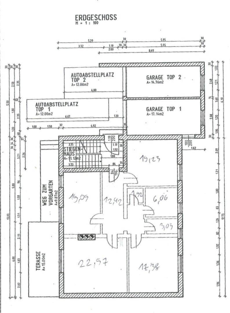 Grundriss des Erdgeschosses mit Garage, Stellplätzen und großer Terrasse.