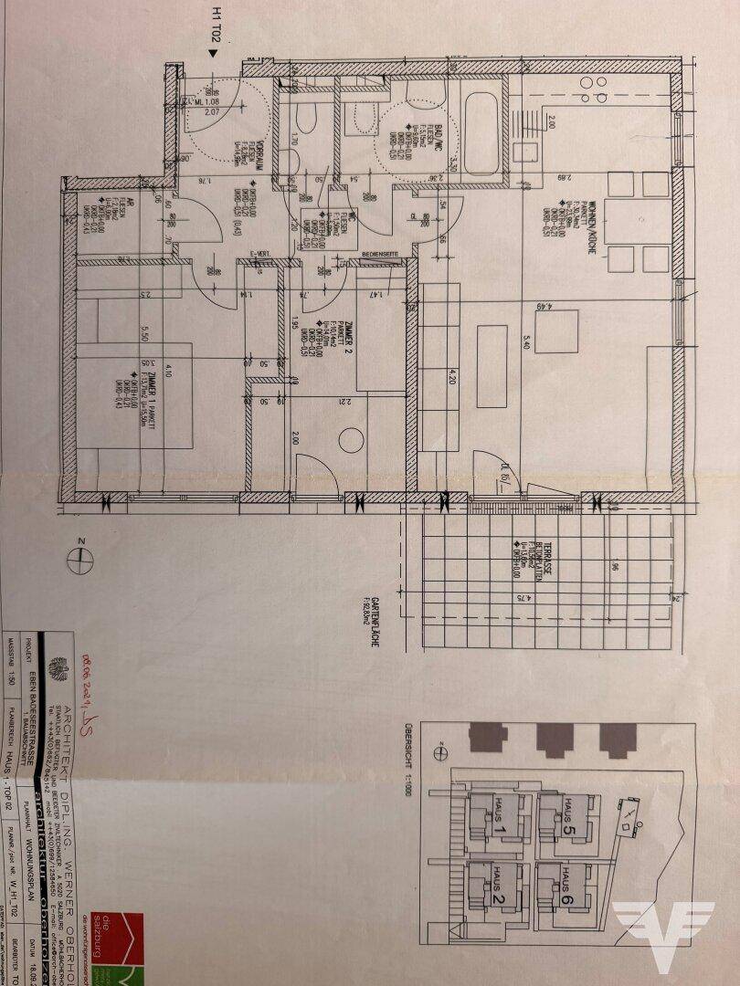 Detaillierter Grundriss einer Wohnung mit Terrasse, Garten und mehreren Zimmern.