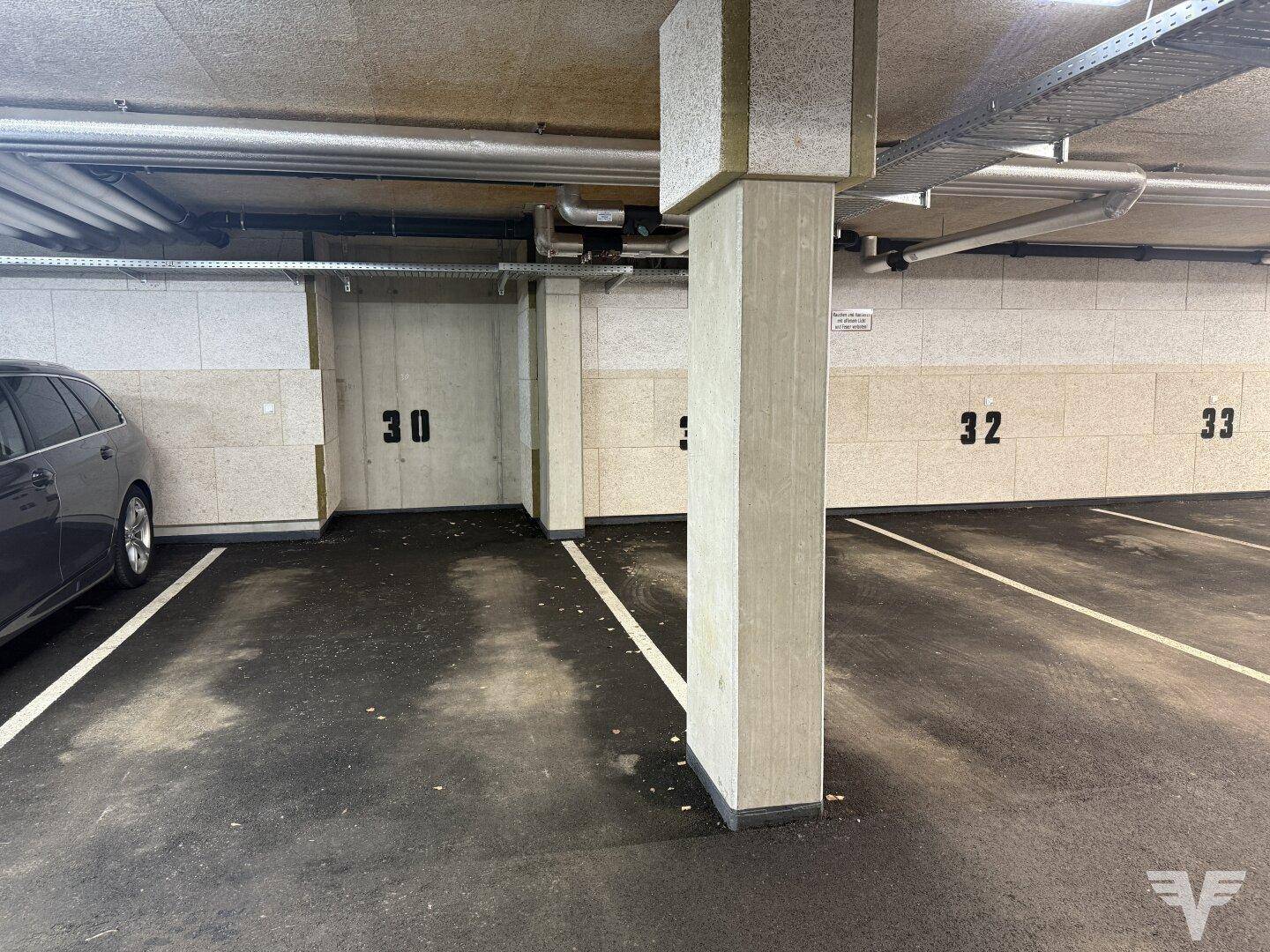 Tiefgarage mit nummerierten Stellplätzen und ausreichend Parkmöglichkeiten.