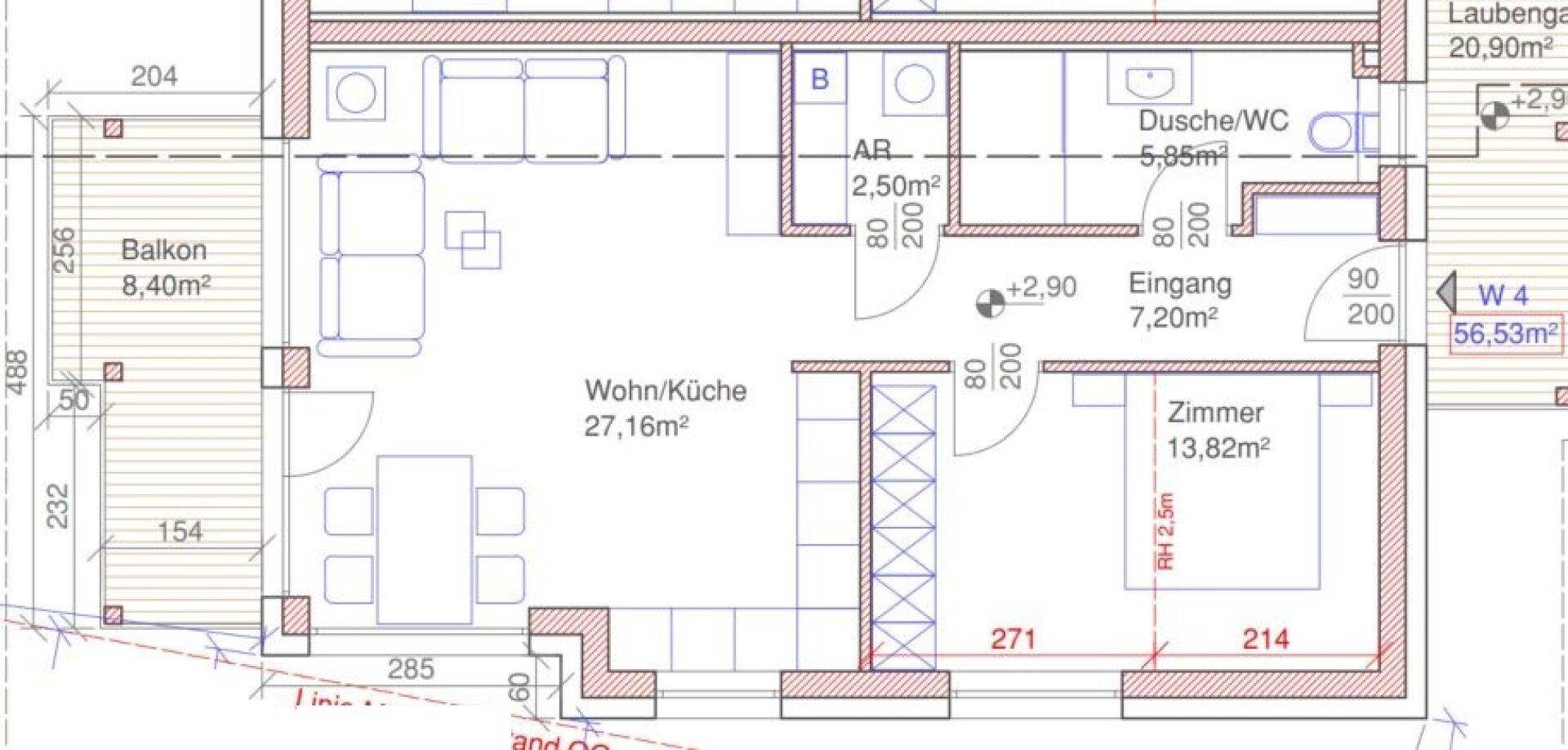 Detaillierter Grundriss einer Wohnung mit Wohnküche, Schlafzimmer und Balkonzugang.