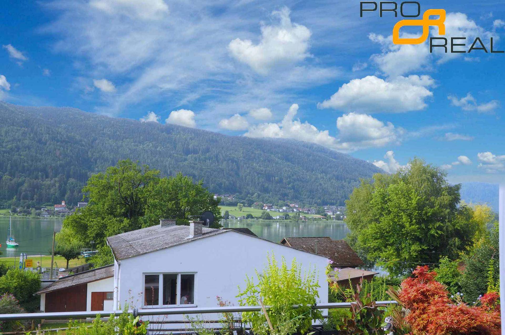 Malerischer Ausblick auf einen See und die Berge von der Immobilie aus.