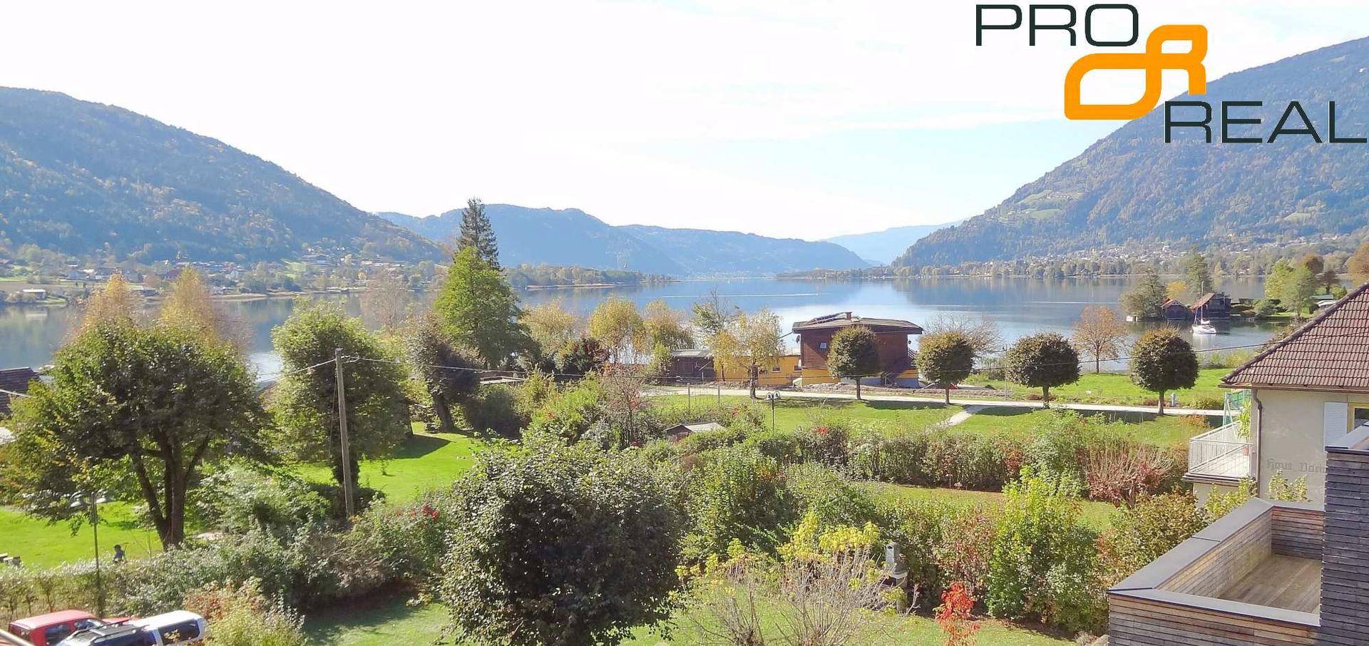 Weitläufiger Panoramablick auf den See und die umliegende Berglandschaft von der Immobilie aus.