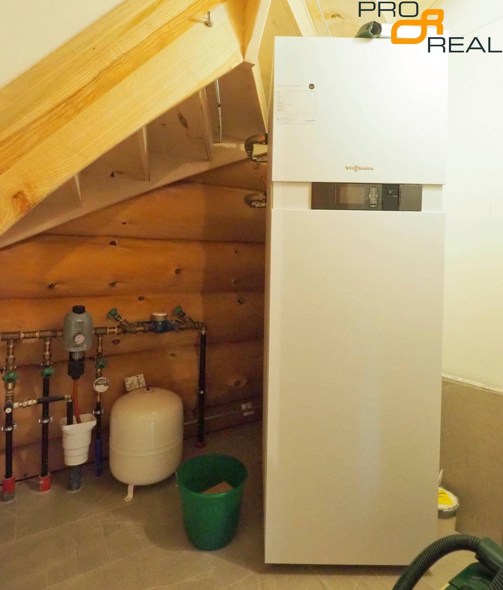 Heizungsraum mit moderner Viessmann-Anlage und sichtbaren Leitungen.
